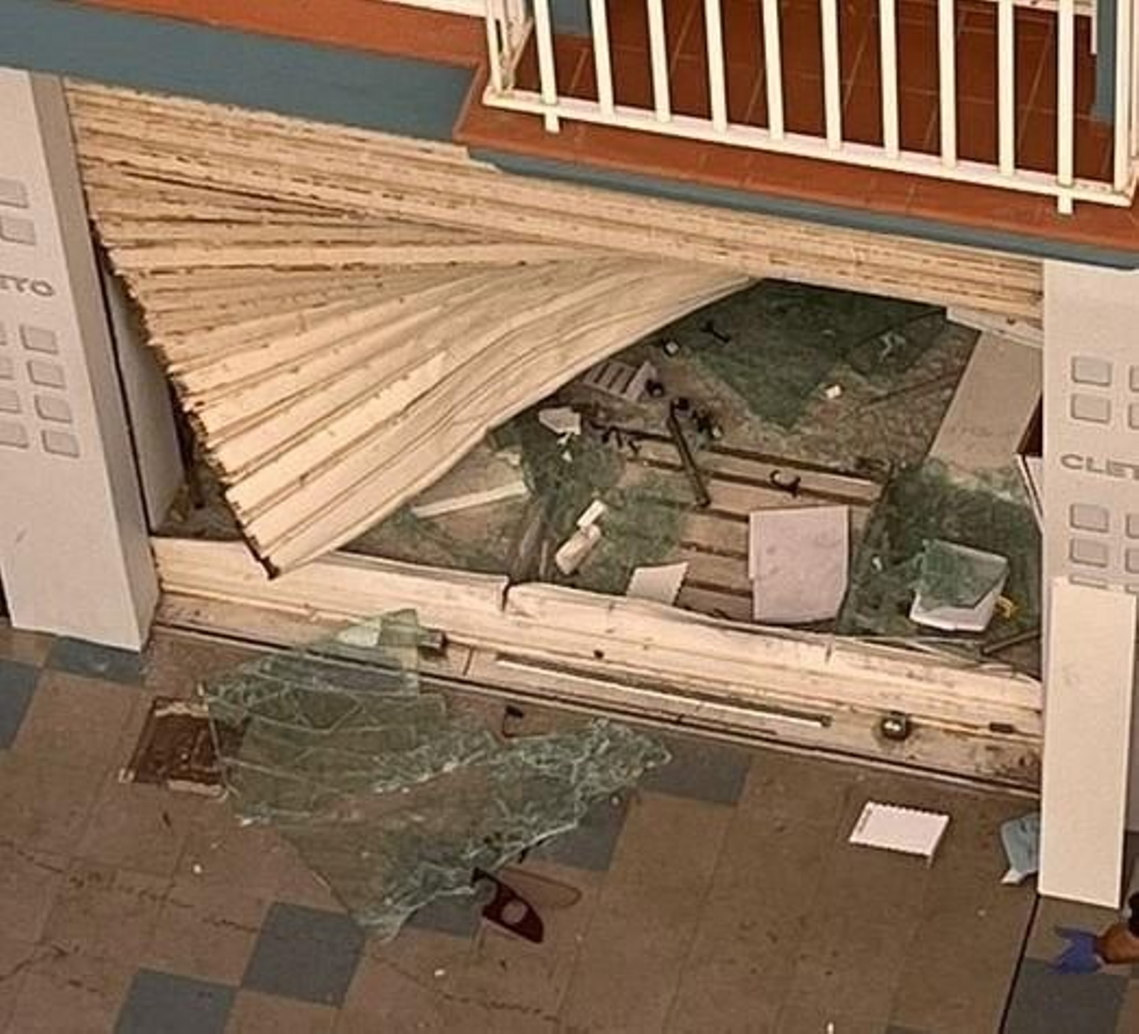 Estado en el que ha quedado la entrada a la joyería asaltada