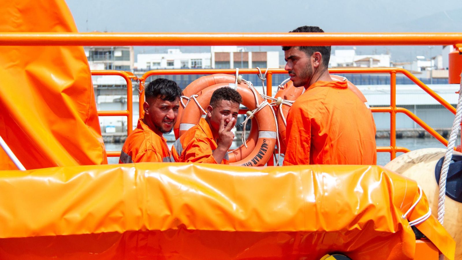 Los tres migrantes en la embarcación de Salvamento Marítimo en Motril