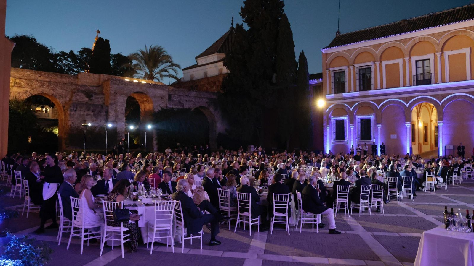 Panorámica de los asistentes a la entrega del XIII Premio Clavero en el Alcázar.