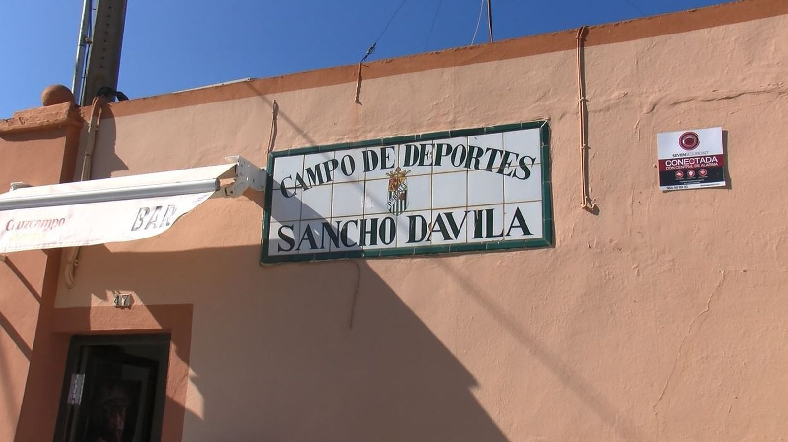 Azulejo que da nombre al antiguo campo del Puerto Real CF