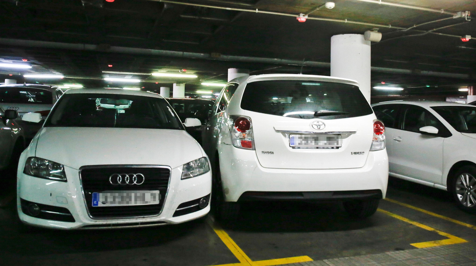 Varios vehículos estacionados en el interior del aparcamiento de La Marina. Varios vehículos estacionados en el interior del aparcamiento de La Marina.