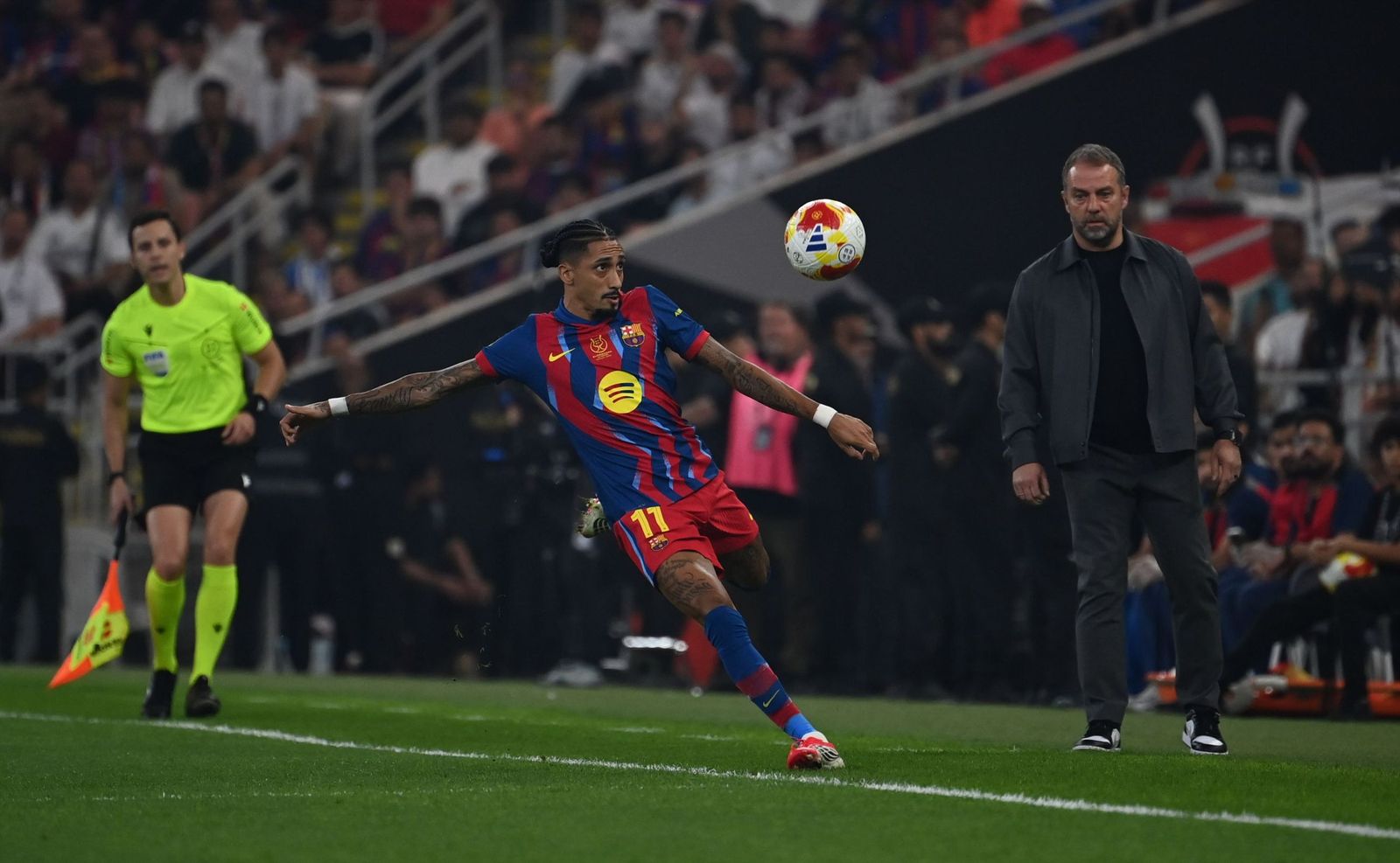 Raphinha se dispone a golpear el balón en un lance del encuentro.