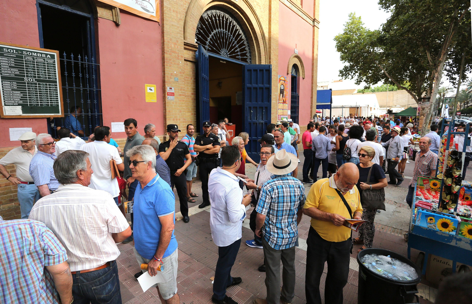 Ambiente en la Plaza de Toros de la Merced