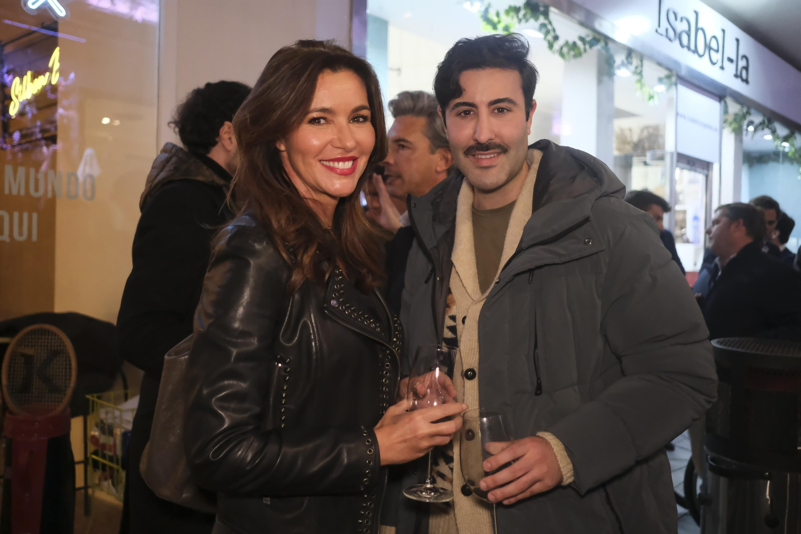 En imágenes, Silbón Bar celebra su inauguración con una fiesta llena de estilo