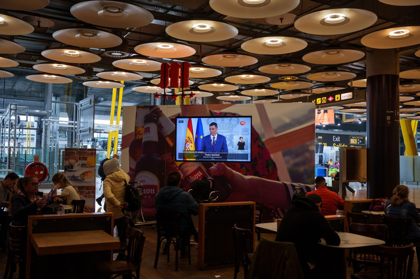 Rueda de prensa de Pedro Sánchez en la terminal T4 de Barajas un día después del apagón