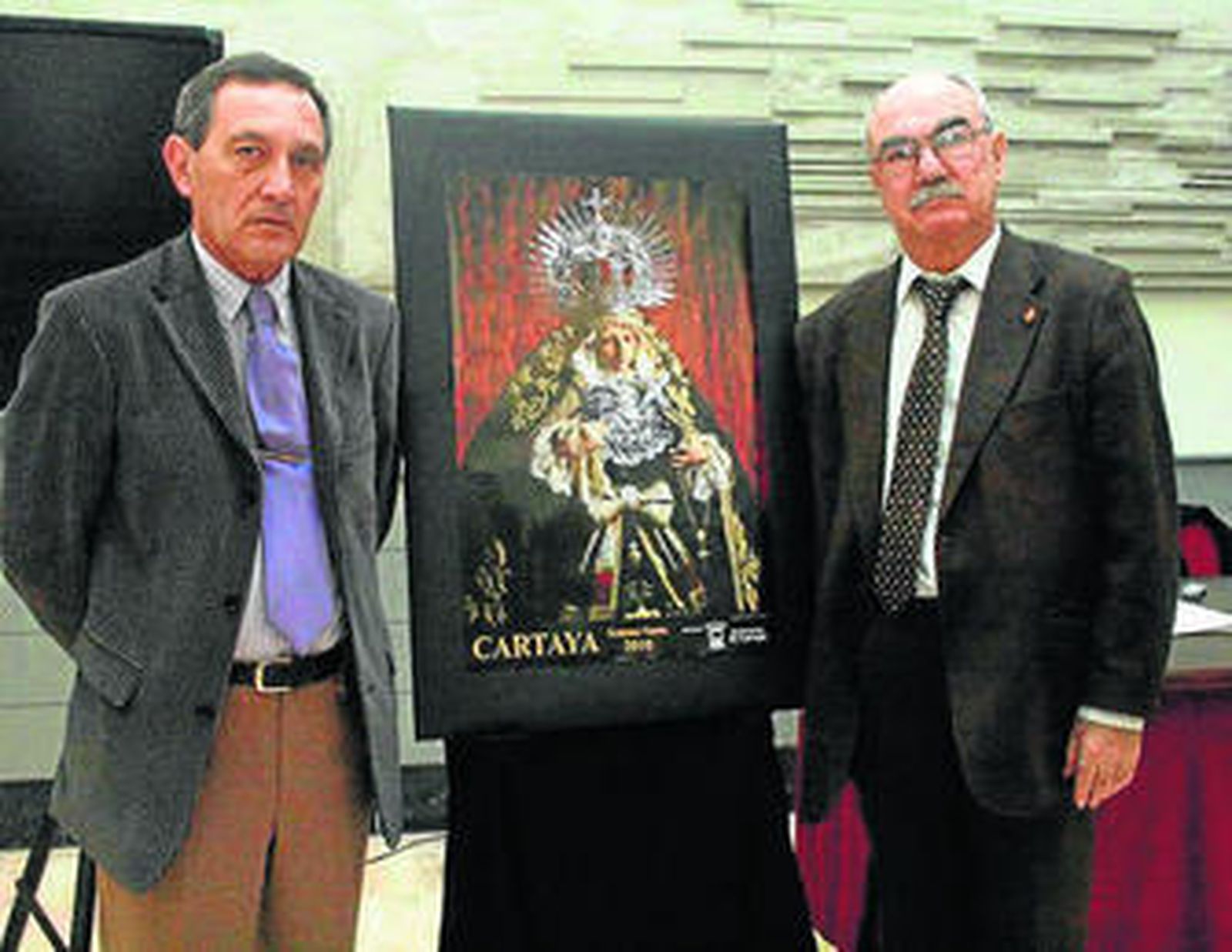 Emilio Palacios y Juan Antonio Millán posan con el cartel.