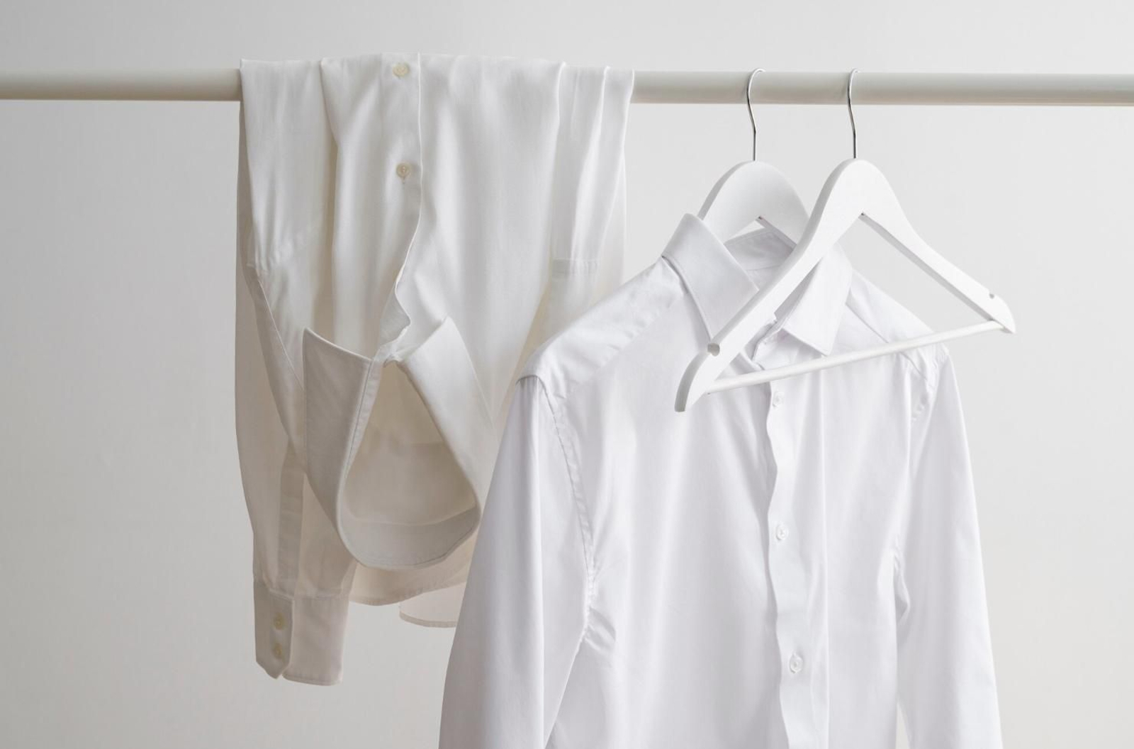 Ni bicarbonato ni lejía, el truco para quitar el olor a sudor de la ropa y los cercos amarillos
