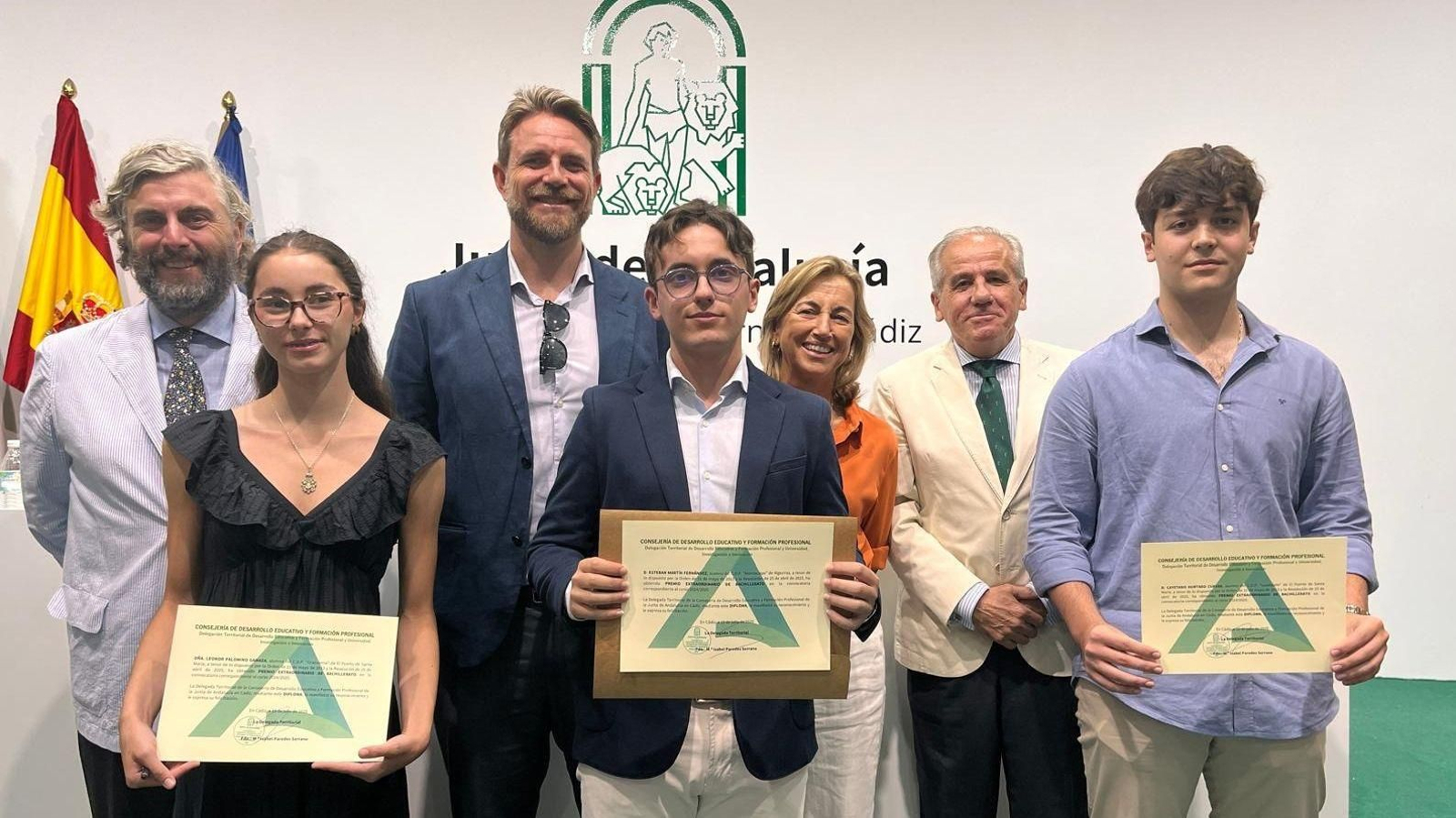 Esteban Martín Fernández (centro), junto a sus compañeros y al director de Puertoblanco-Montecalpe, Pedro Clemente.