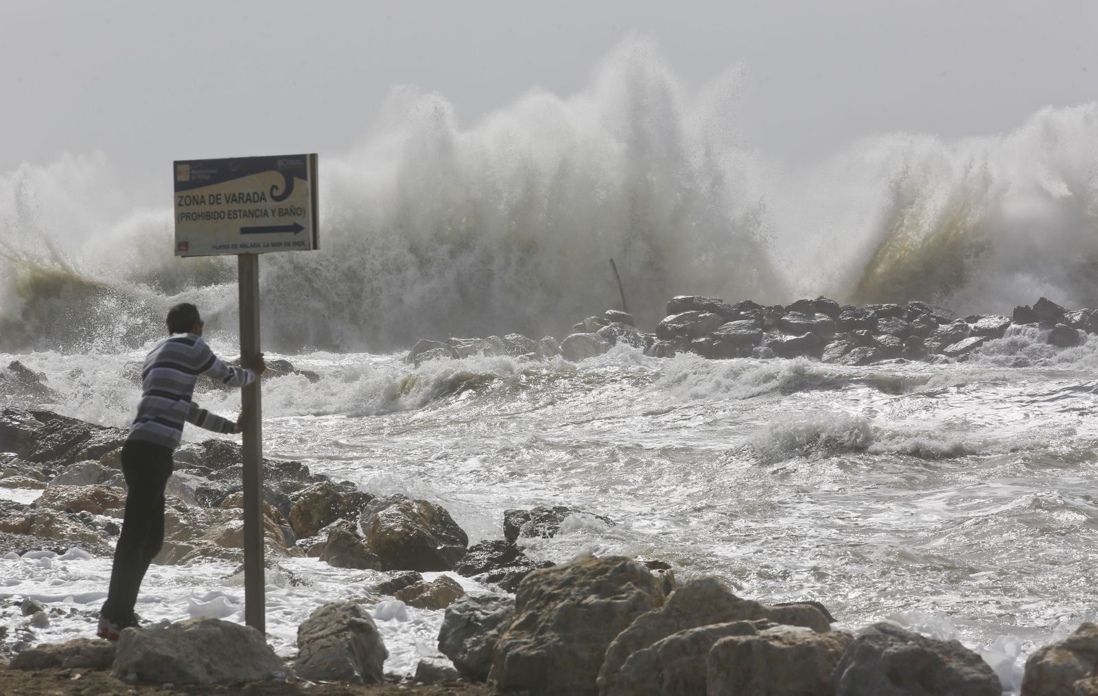 Un joven observa en primera línea el intenso oleaje en la playa de Sacaba Beach de la capital.