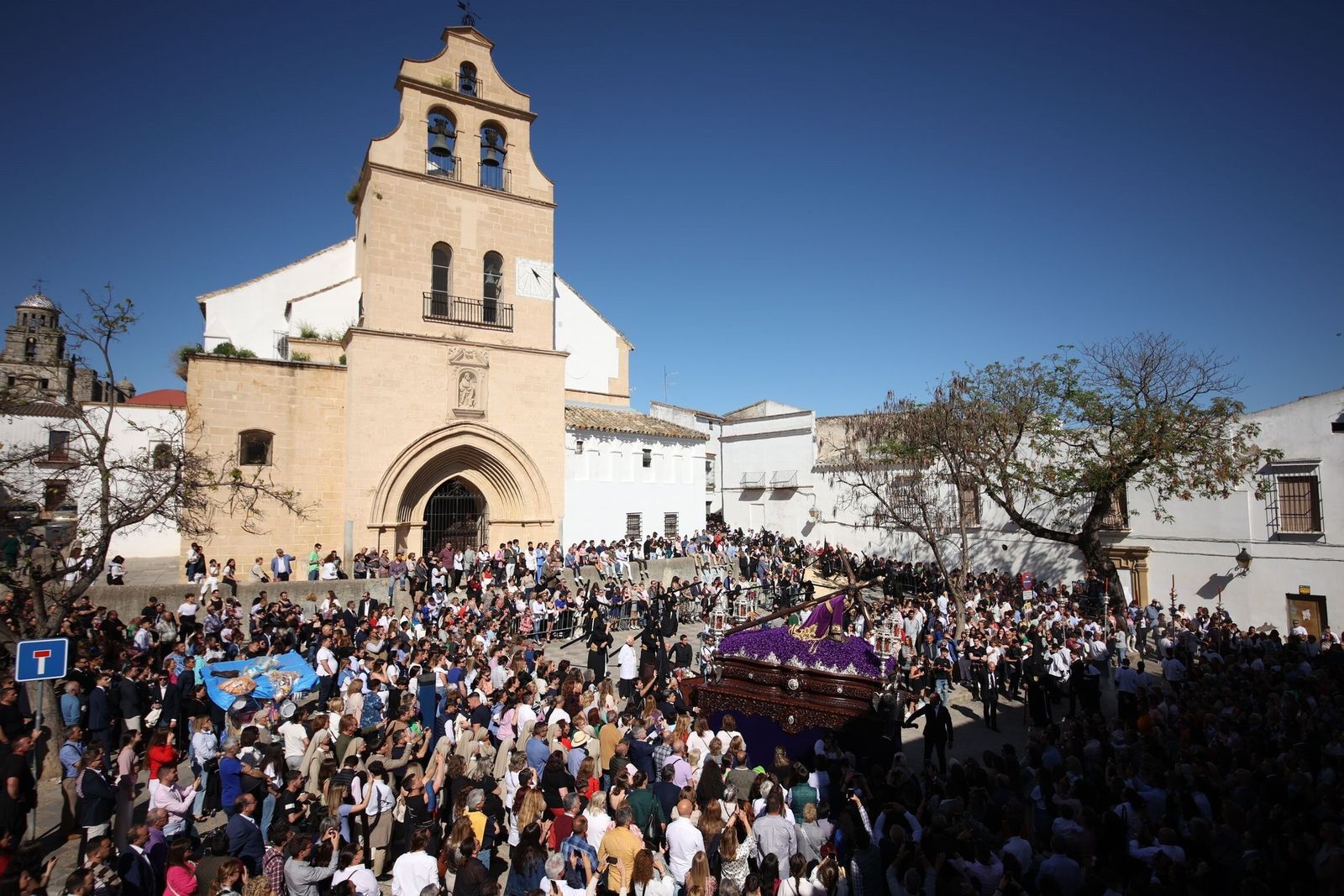 Jueves Santo en Jerez con cielos poco nubosos