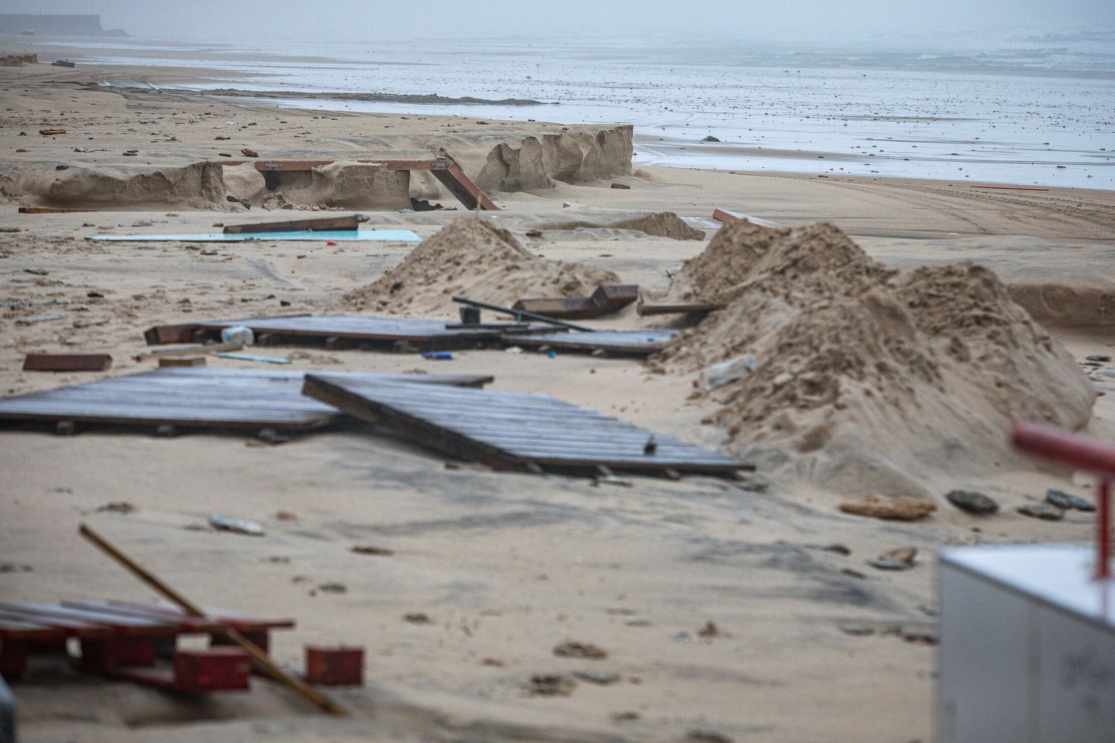 Efectos del temporal ern la playa Victoria de Cádiz.