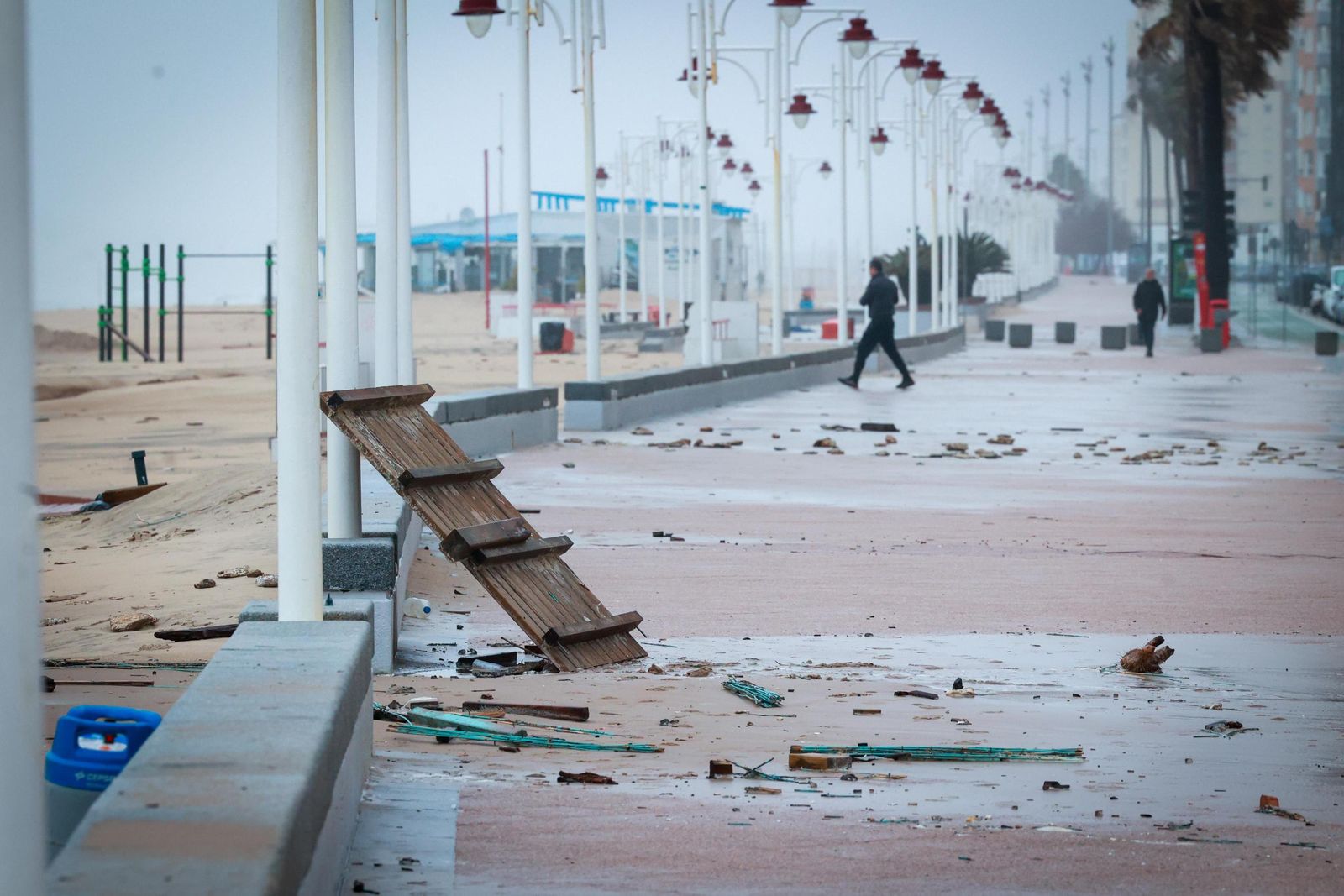 Efectos del temporal en el Paseo Marítimo de Cádiz esta mañana.