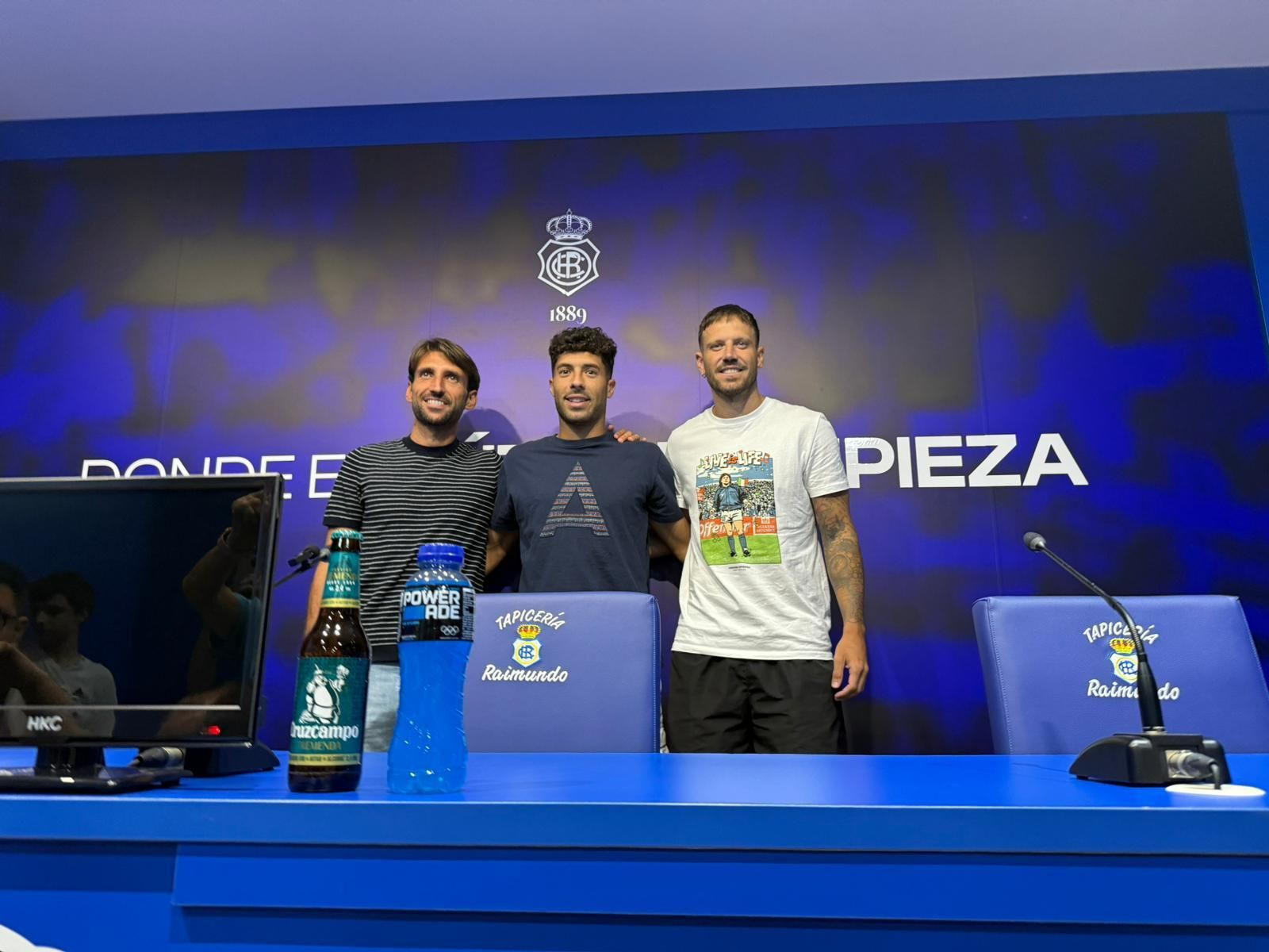 Javi Castellano, a la derecha, junto a sus compañeros en su presentación.
