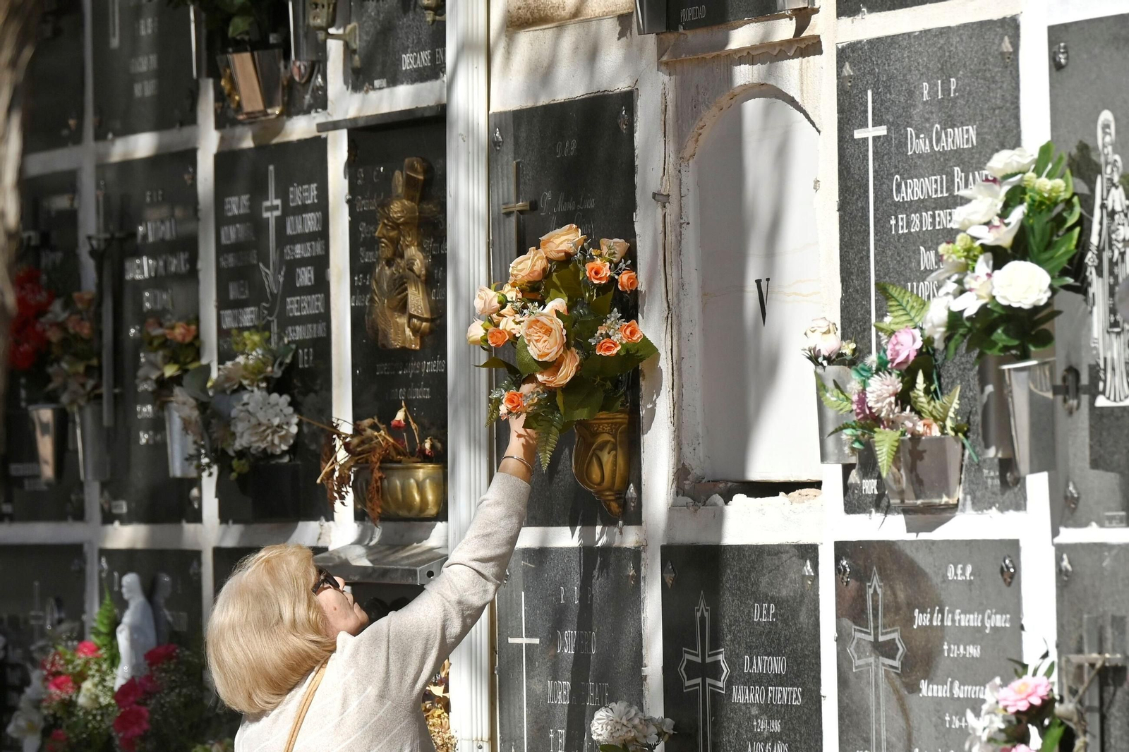 Las imágenes del Día de los Santos en los cementerios de Córdoba