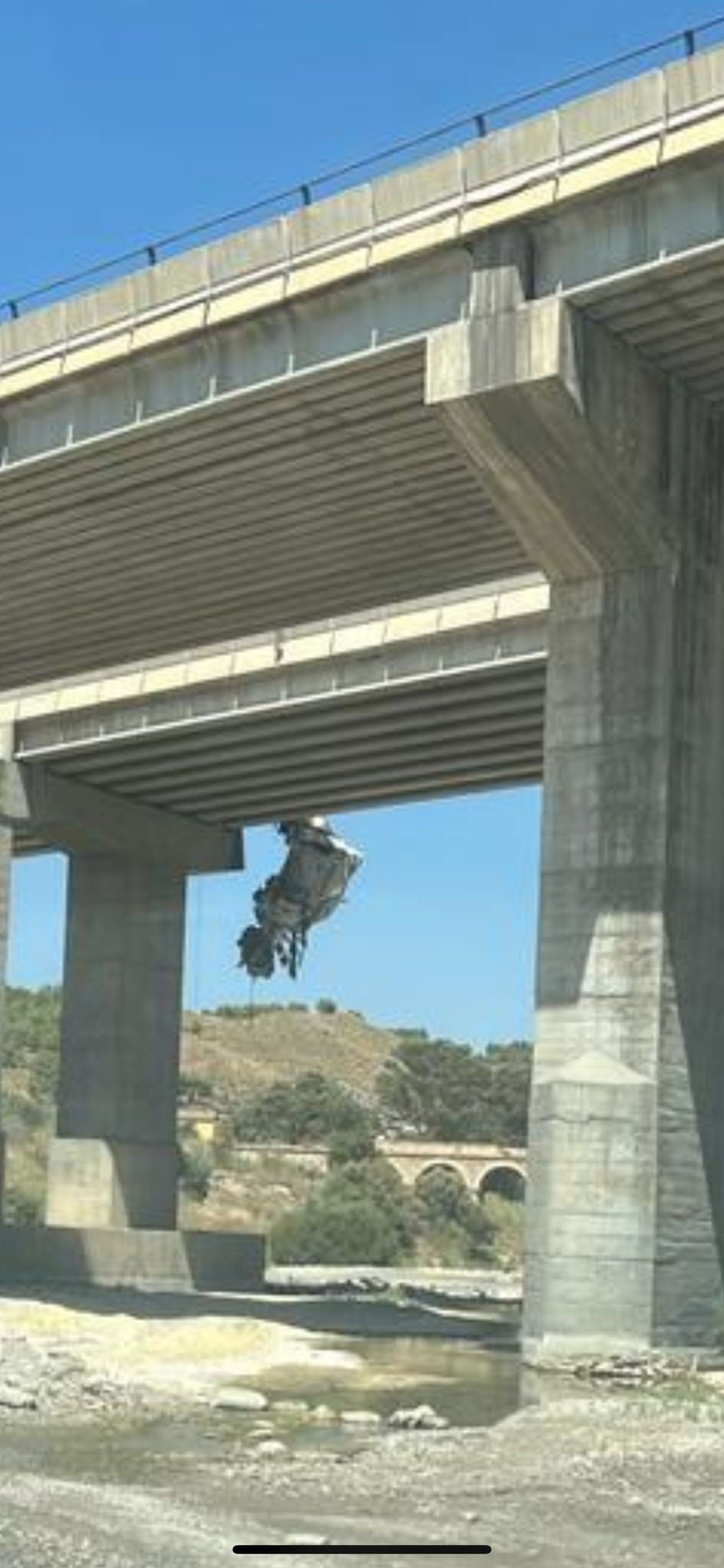La cabina del camión bañera quedó colgada del puente.