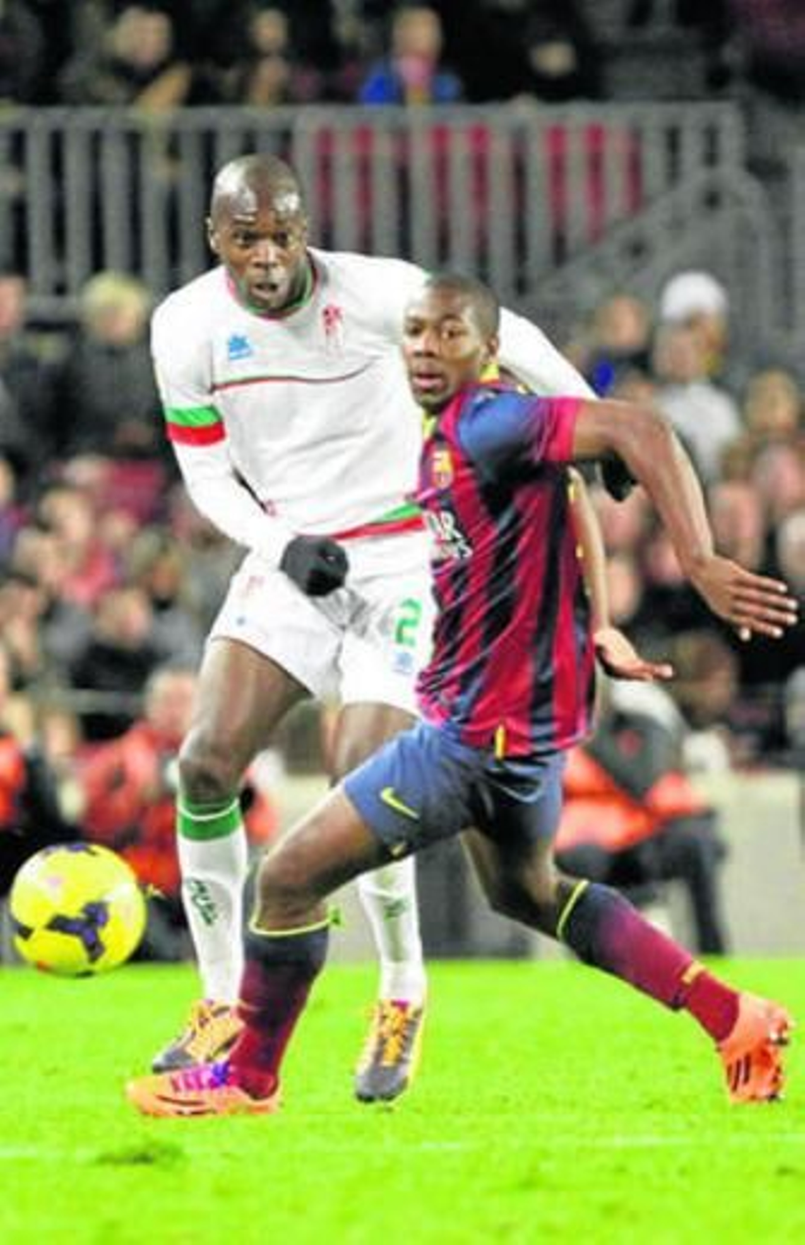 Adama Traoré pelea un balón con Nyom (Granada).