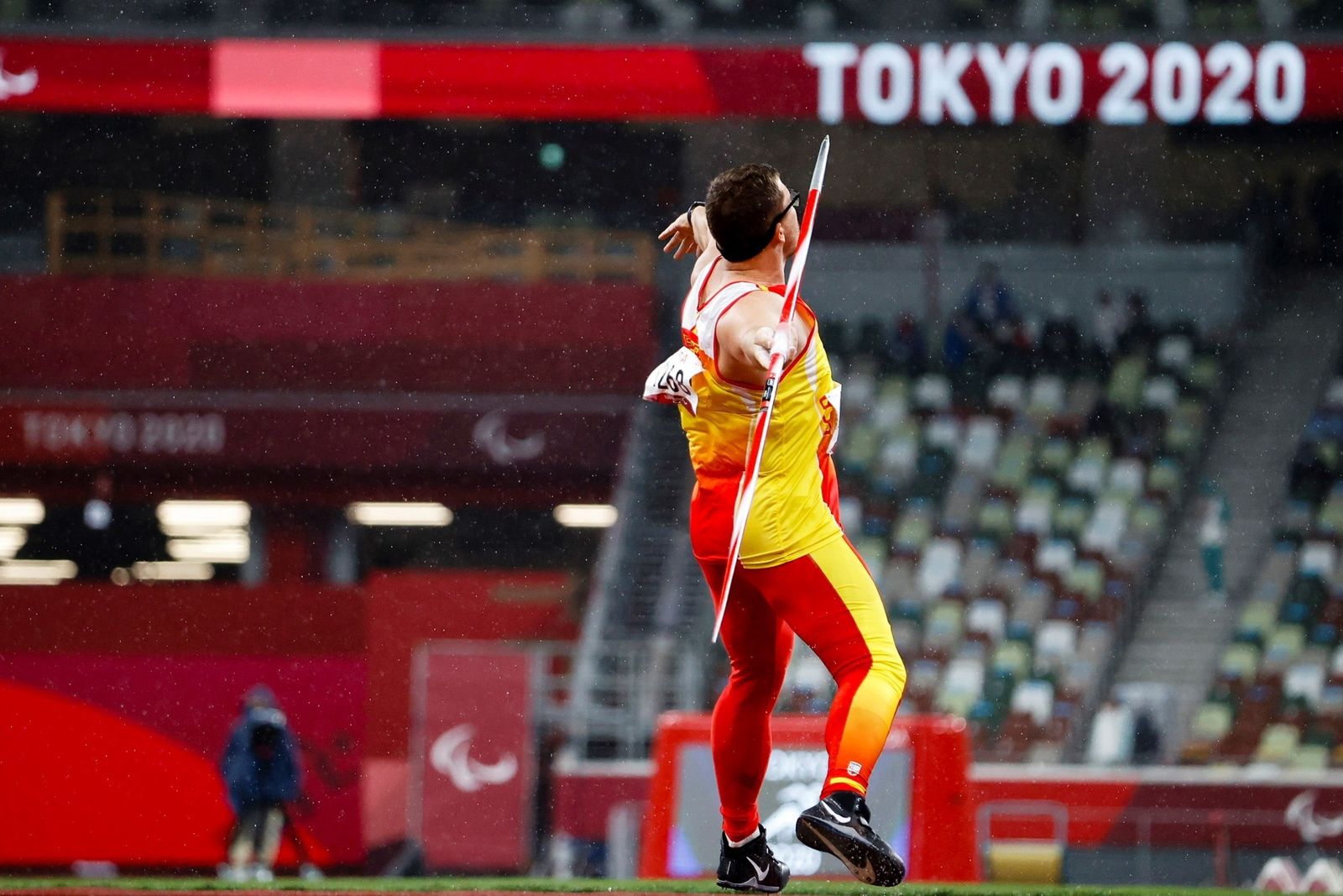 Héctor Cabrera compite para ganar el bronce tras la prueba de lanzamiento de jabalina F13 en el estadio olímpico.