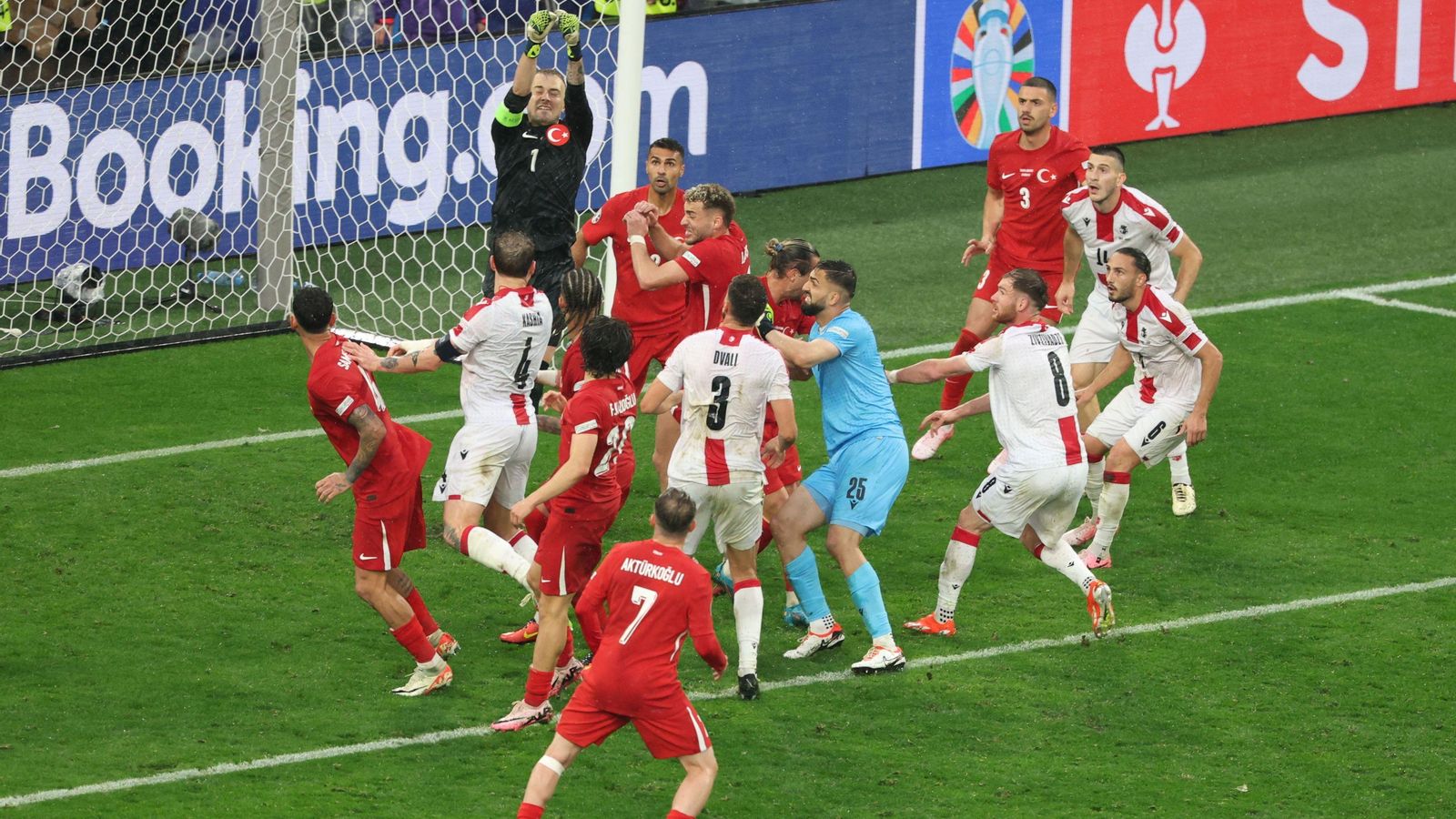 Mamardashvili y su selección desatada en busca del empate en los minutos finales. Mamardashvili y su selección desatada en busca del empate en los minutos finales.