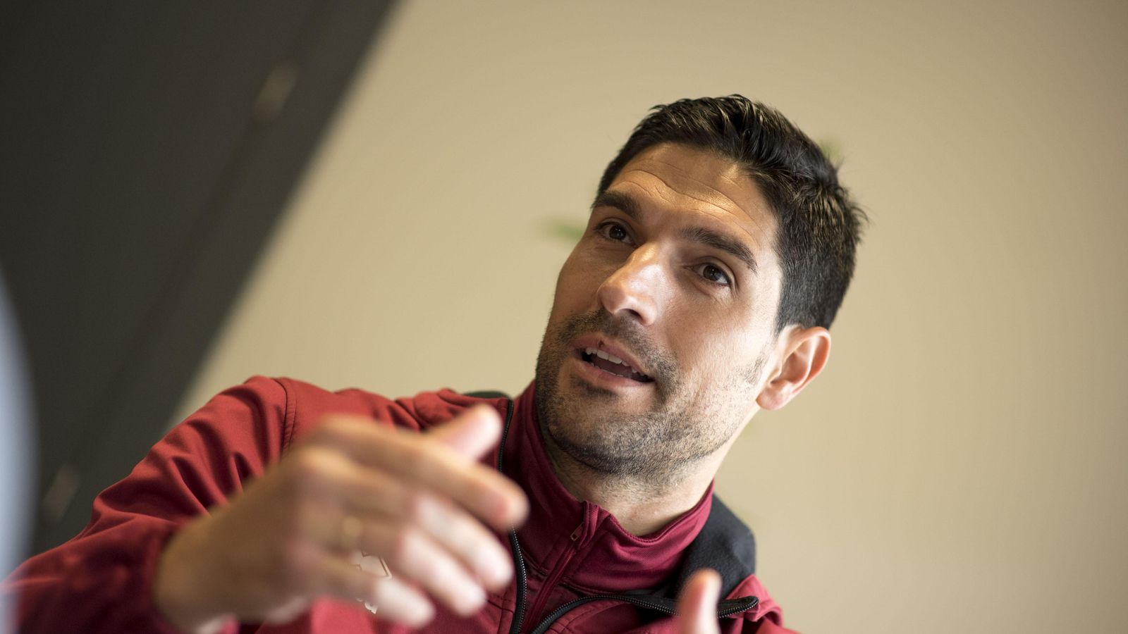 El sevillano se formó en la Facultad de Ciencias del Deporte de la UGR.