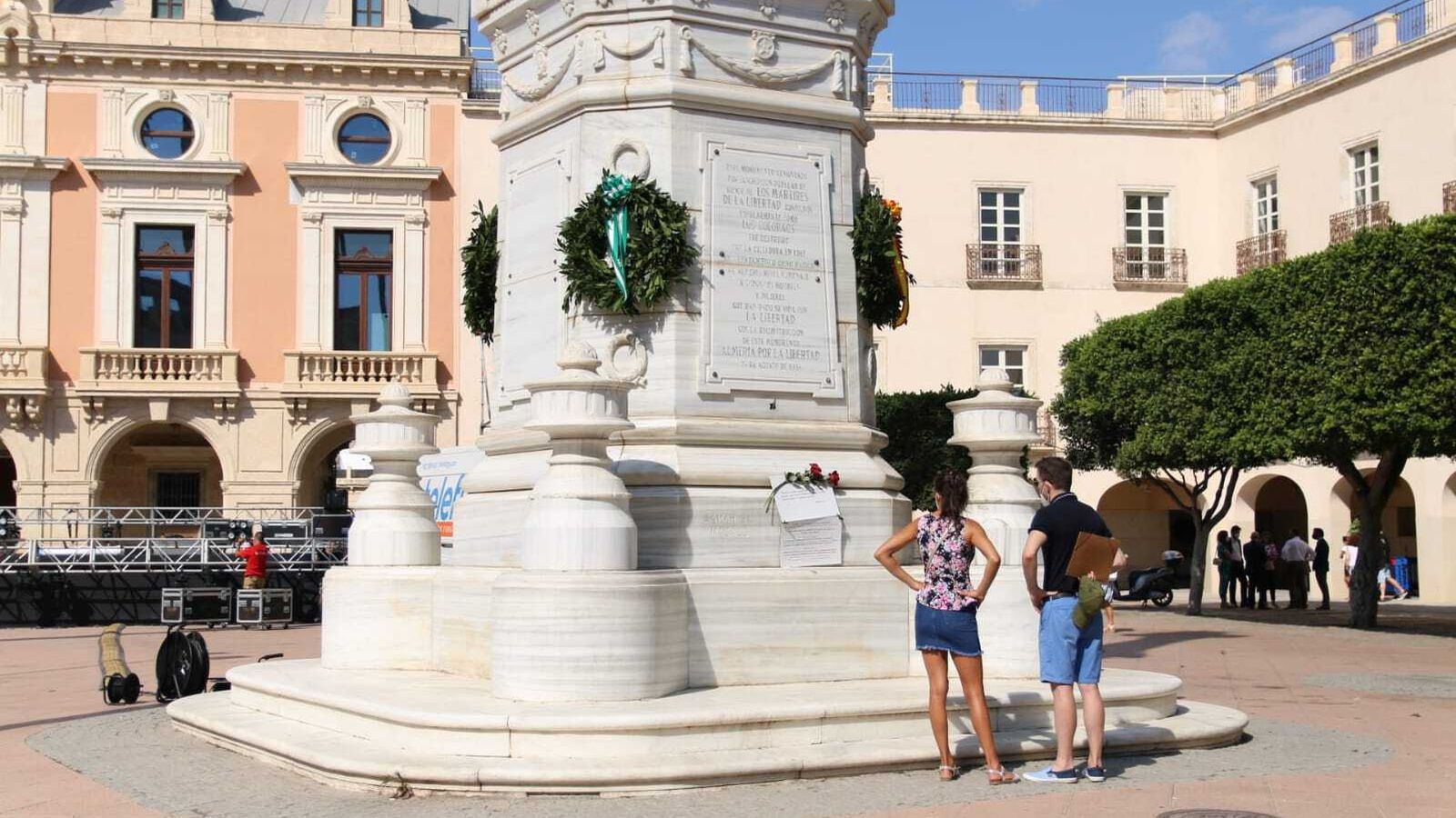 Coronas de flores en el Pingurucho de los Coloraos.