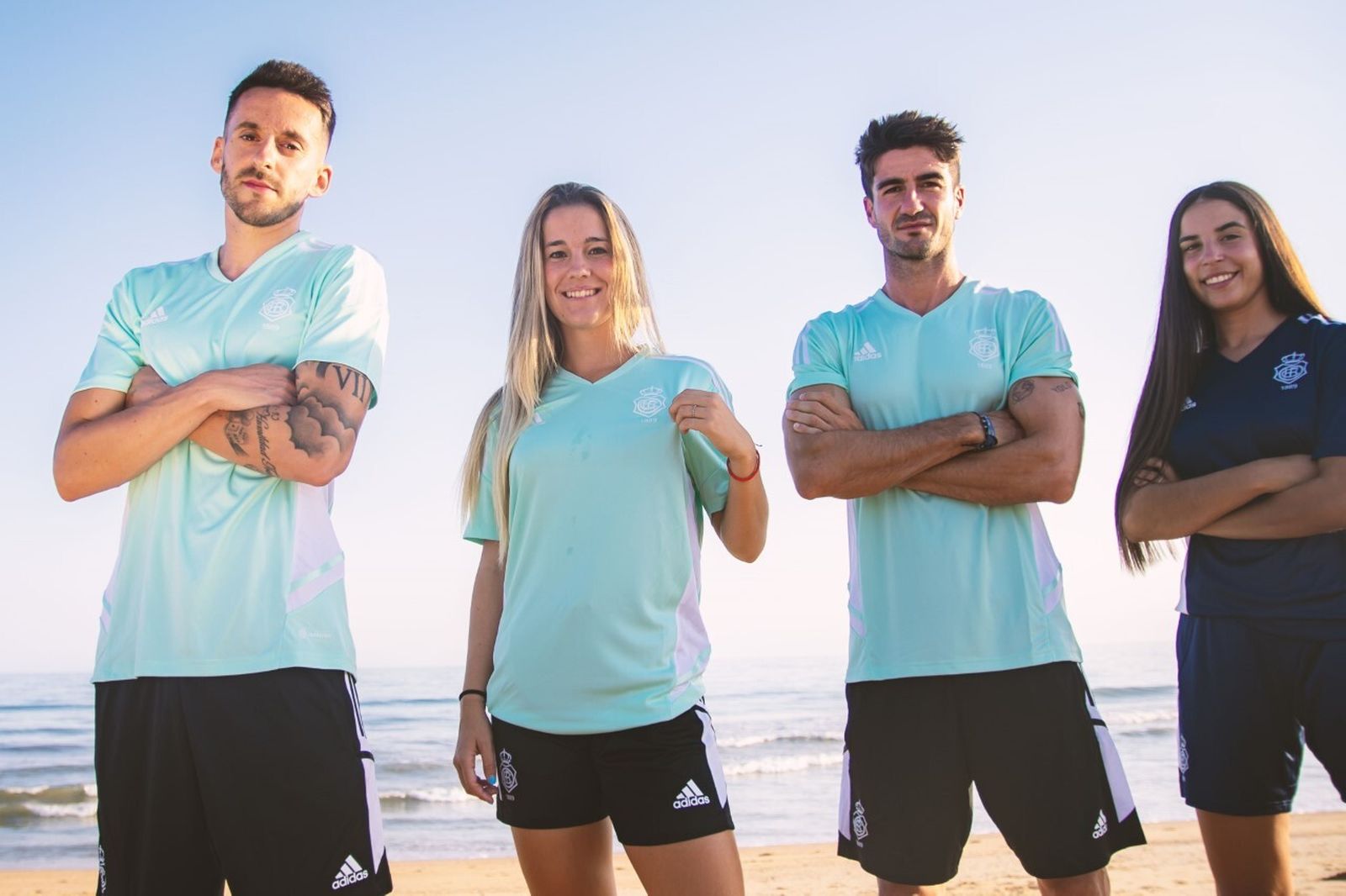 La nueva equipación ha tenido una gran acogida entre los seguidores albiazules.