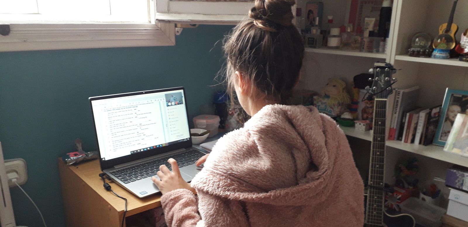 Una estudiante, dando clases de inglés on -line.