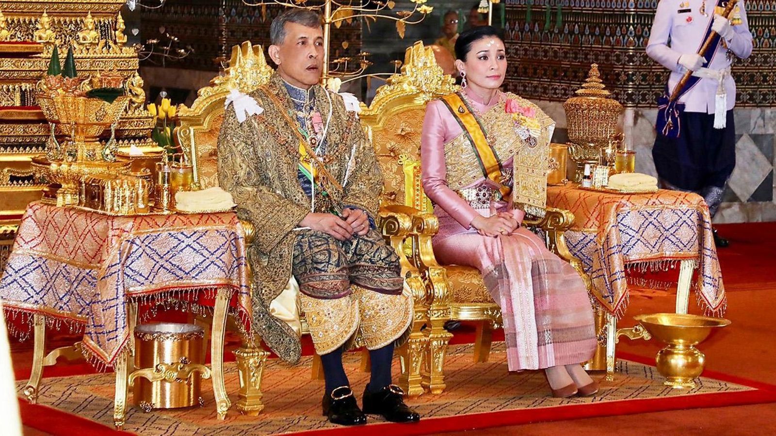 Rama X, el monarca tailandés, con su cuarta esposa, Suthida, con la que no comparte cuarentena.