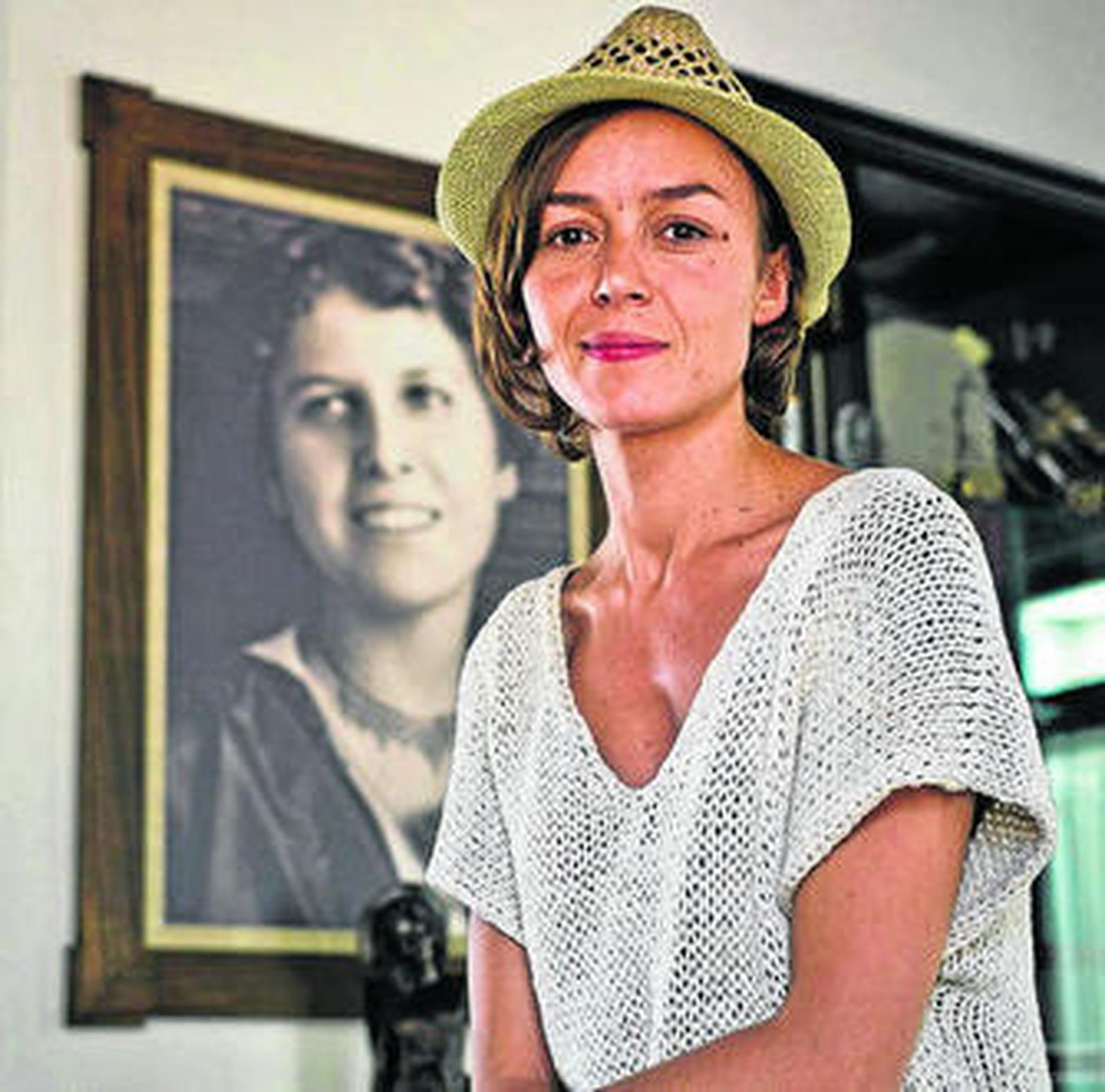 La actriz Tamara Arias, ante una fotografía de Zenobia Camprubí.