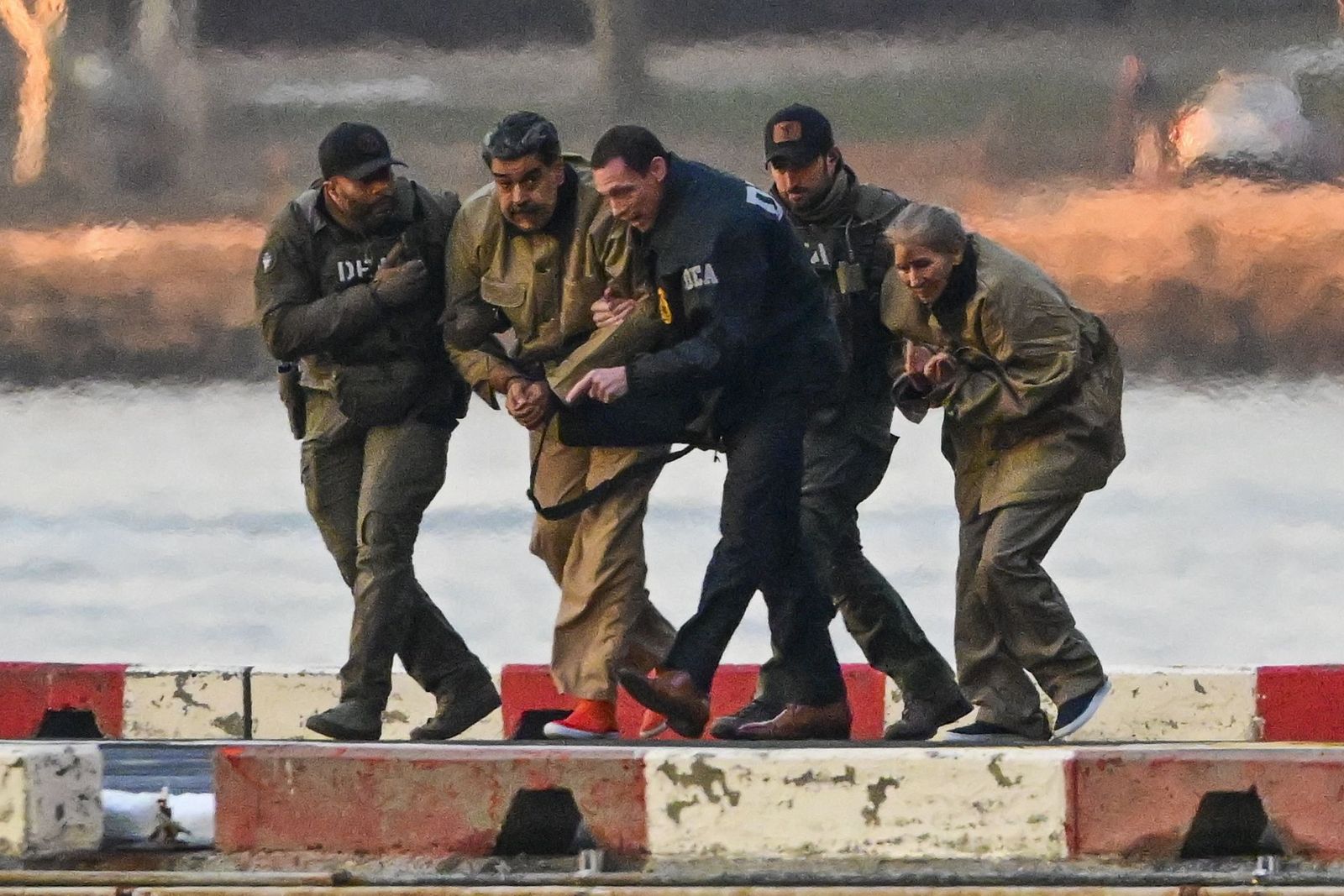 Nicolás Maduro y su mujer, Cilia Flores, son escoltados tras salir de un helicóptero en Manhattan.