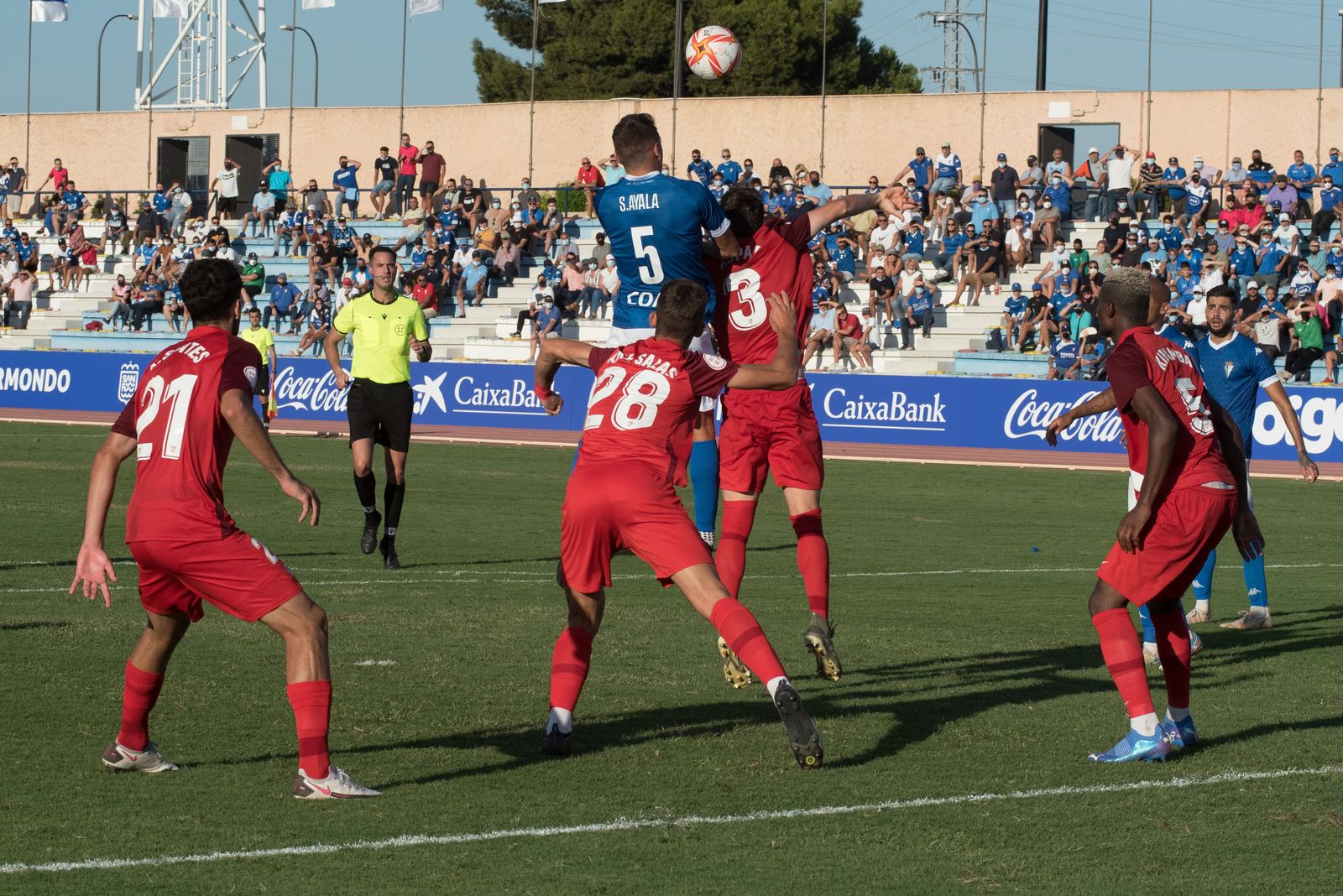 Juan Rodríguez intenta el remate ante la oposición de Aspar y Kike Salas y la atenta mirada de Kibamba y Sintes.