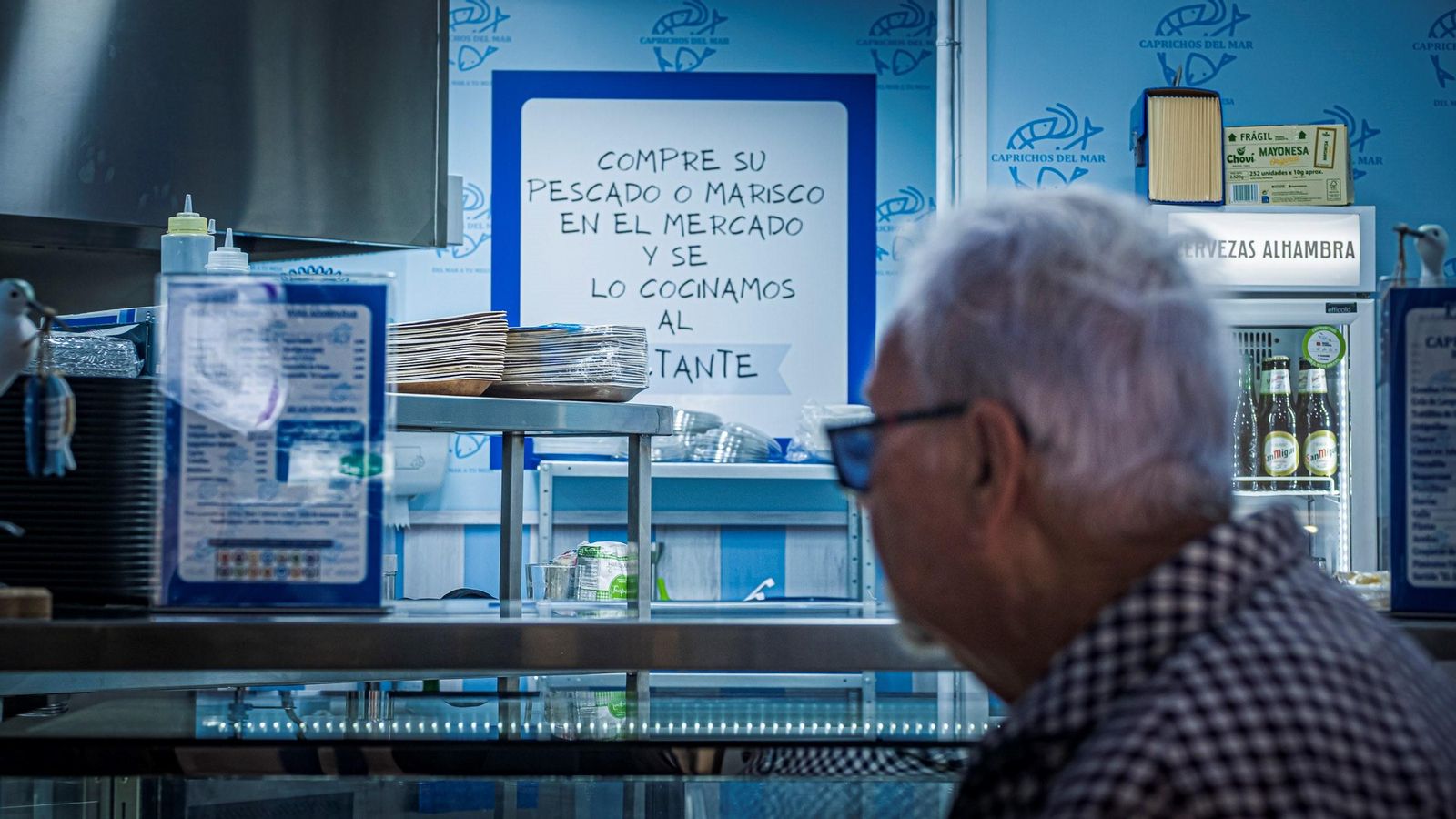 Una persona pasa ante el freidor Caprichos del mar.