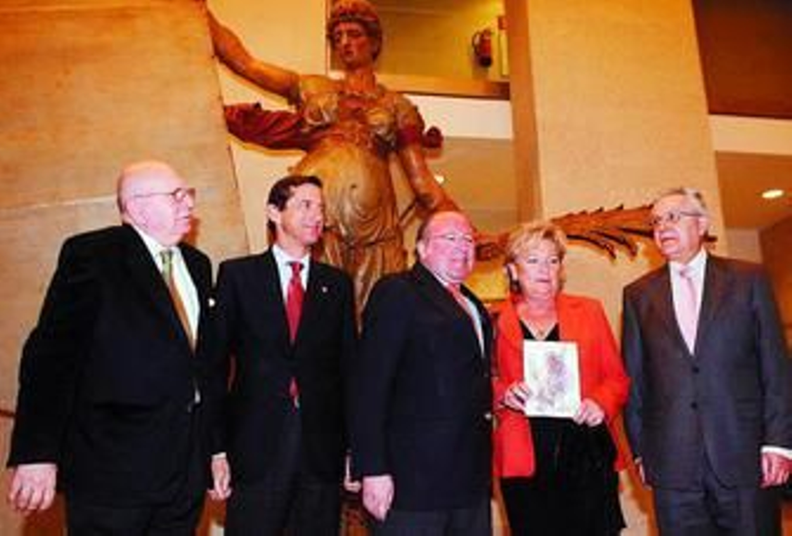 El libro del pregón de Enrique Henares fue presentado en la Fundación Cajasol.