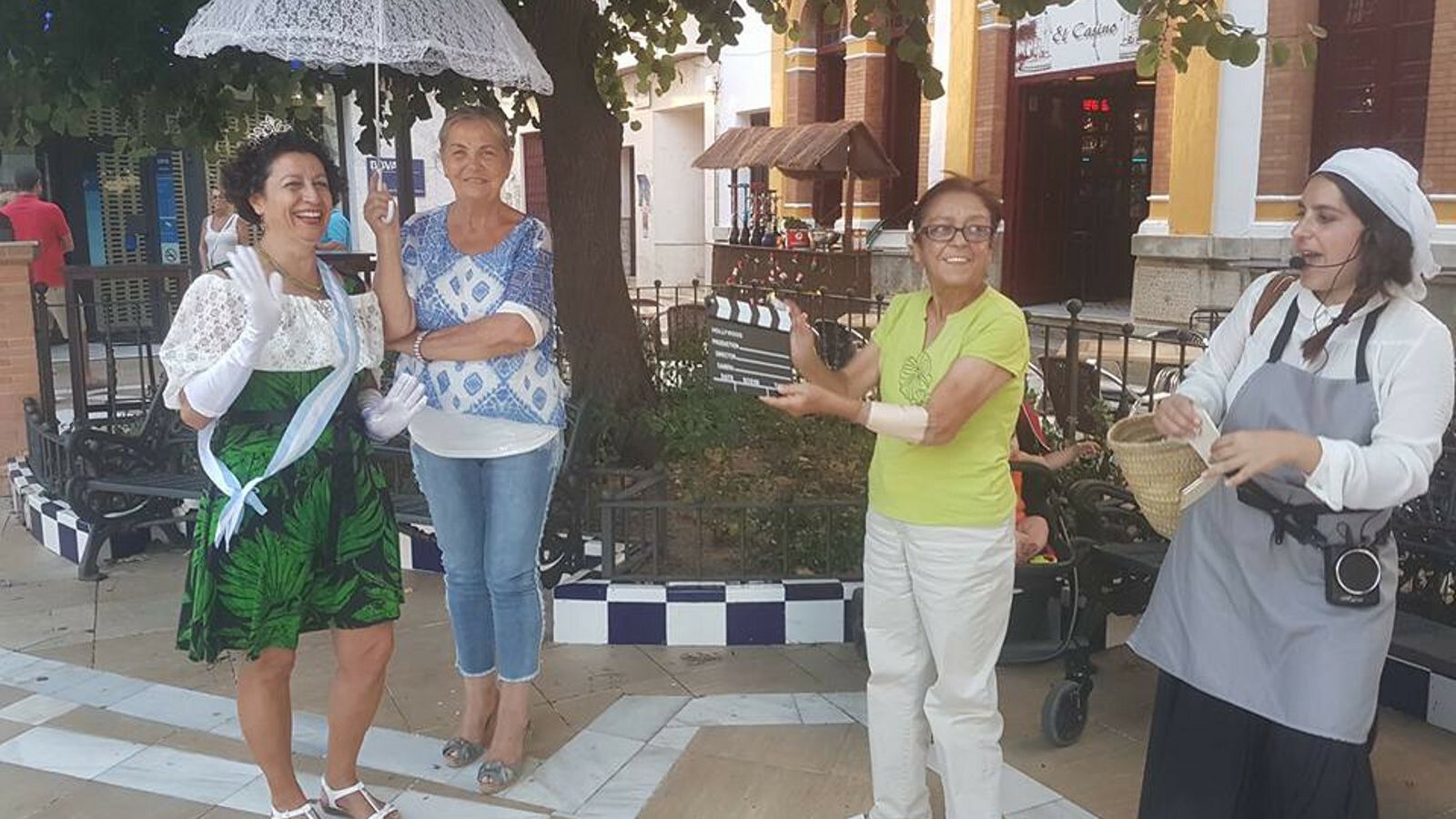 Una simpática acompañante se mete en la piel de la reina María Cristina de Borbón.