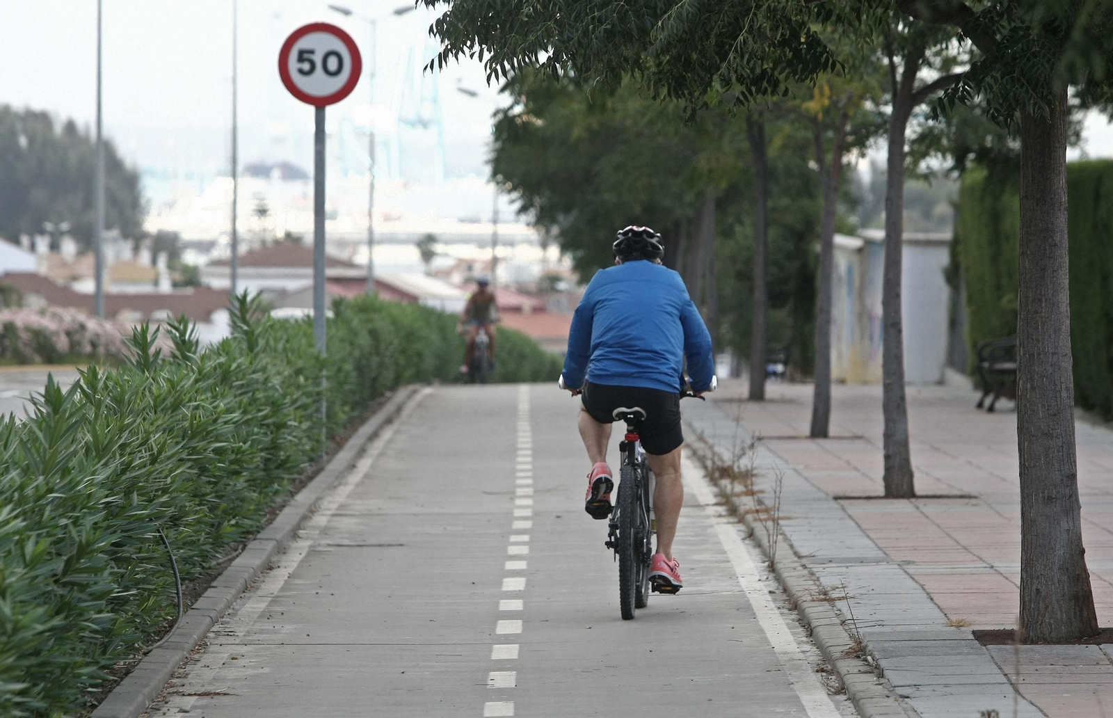 Varios ciclistas utilizan el carril bici en la zona de San García.