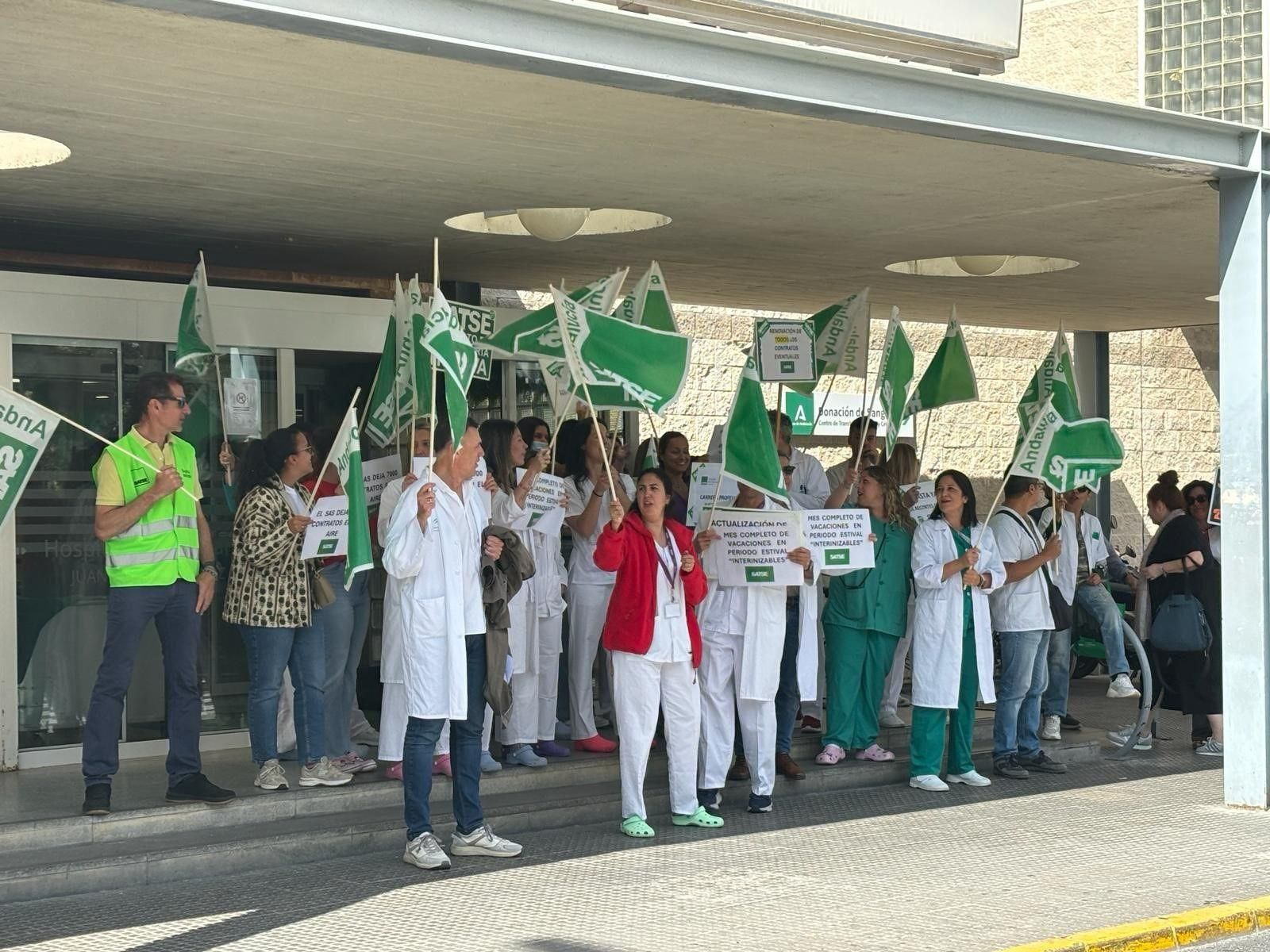 Concentración de sanitarios, en la puerta del Hospital Juan Ramón Jiménez de Huelva . Concentración de sanitarios, en la puerta del Hospital Juan Ramón Jiménez de Huelva .
