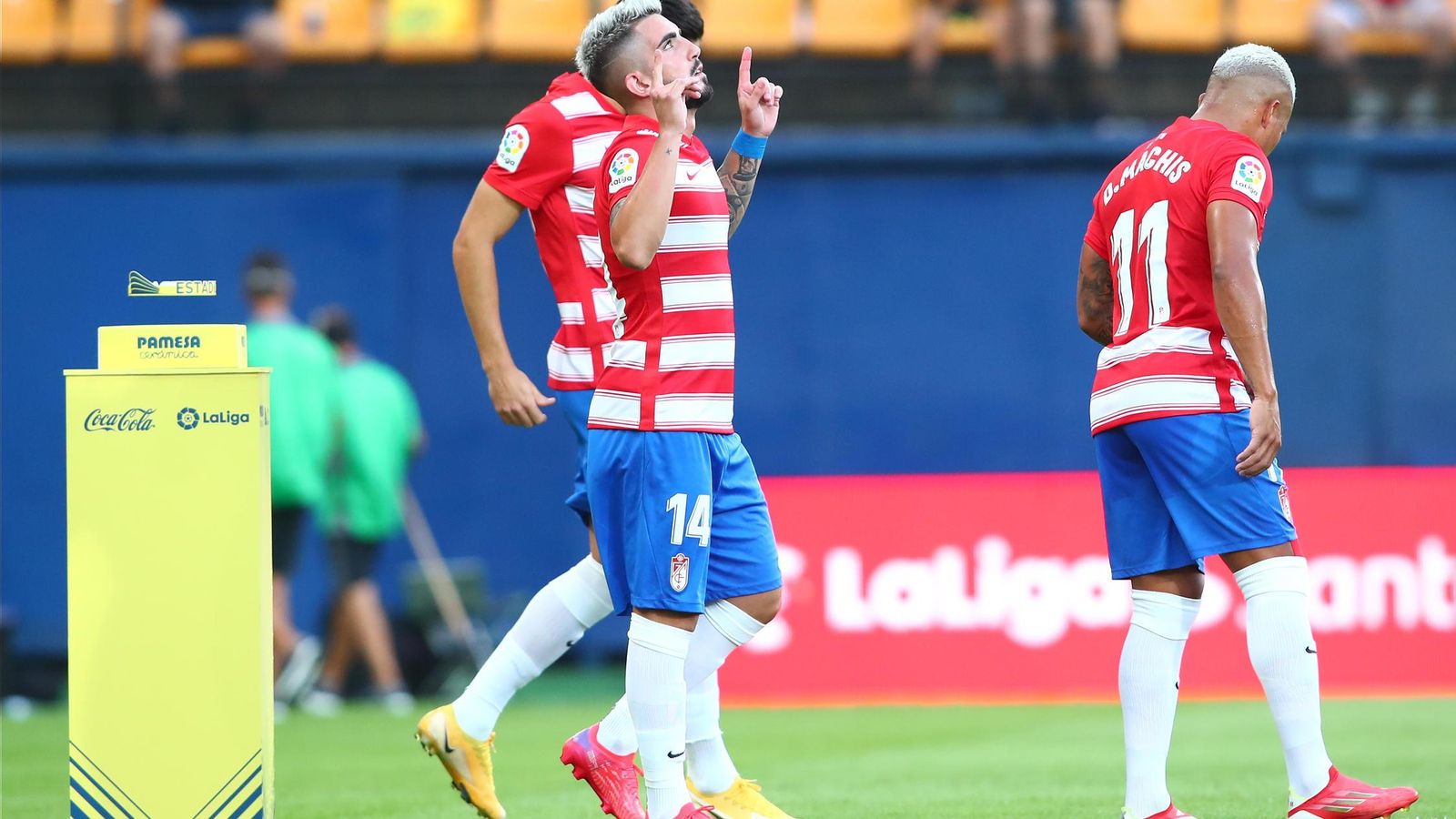 Monchu se santigua antes de entrar al partido.