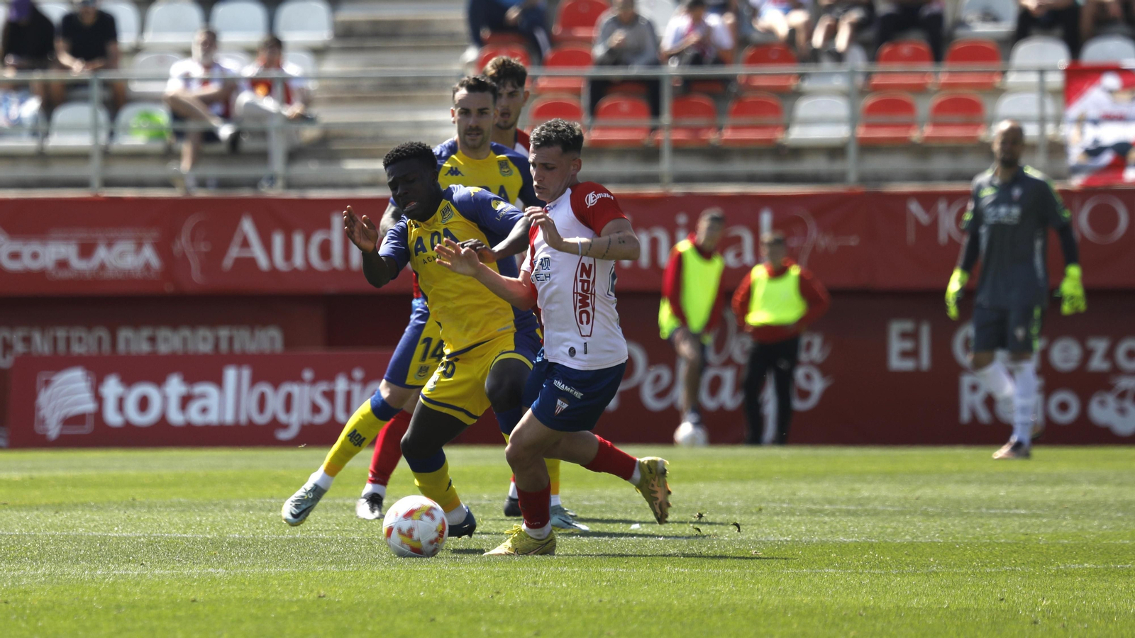 El algecireño Juan Serrano pugna con Addai.