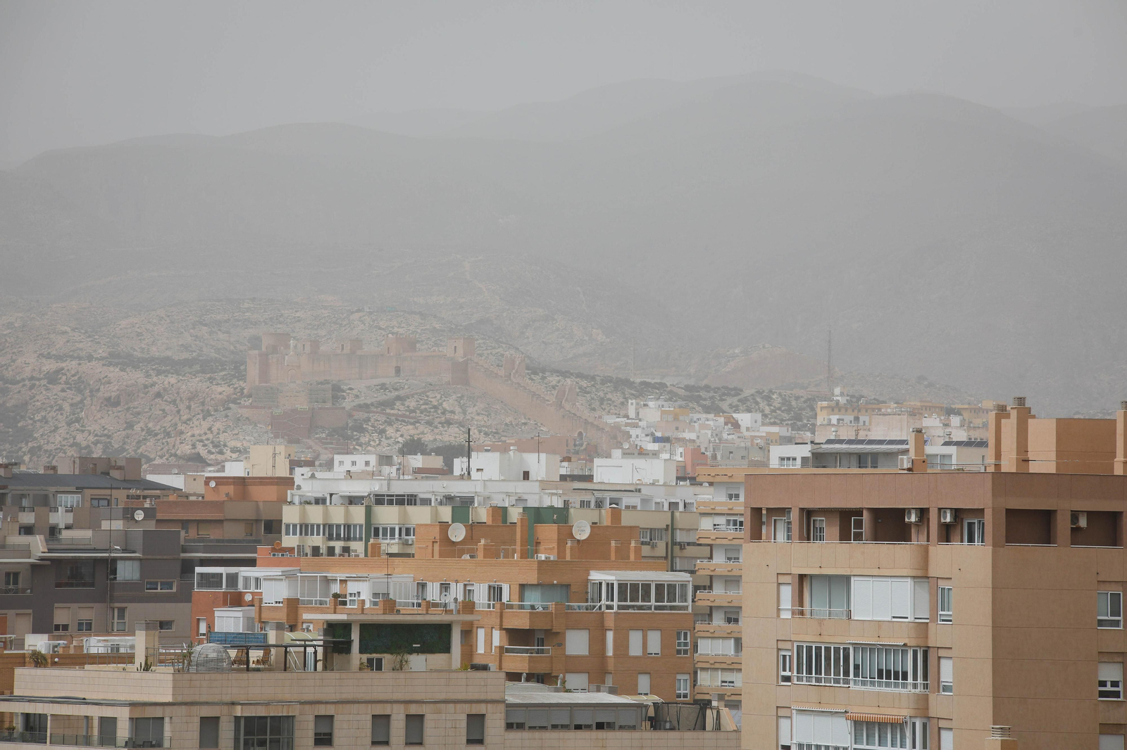 La calima de Almería en imágenes