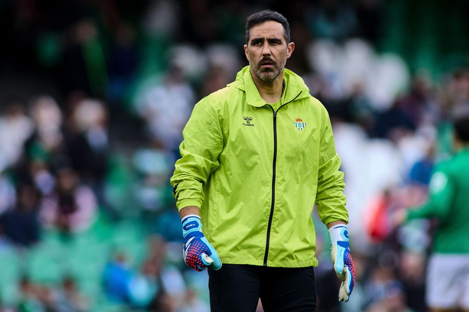Claudio Bravo ayuda en el calentamiento a Rui Silva antes del encuentro del domingo contra el Athletic.