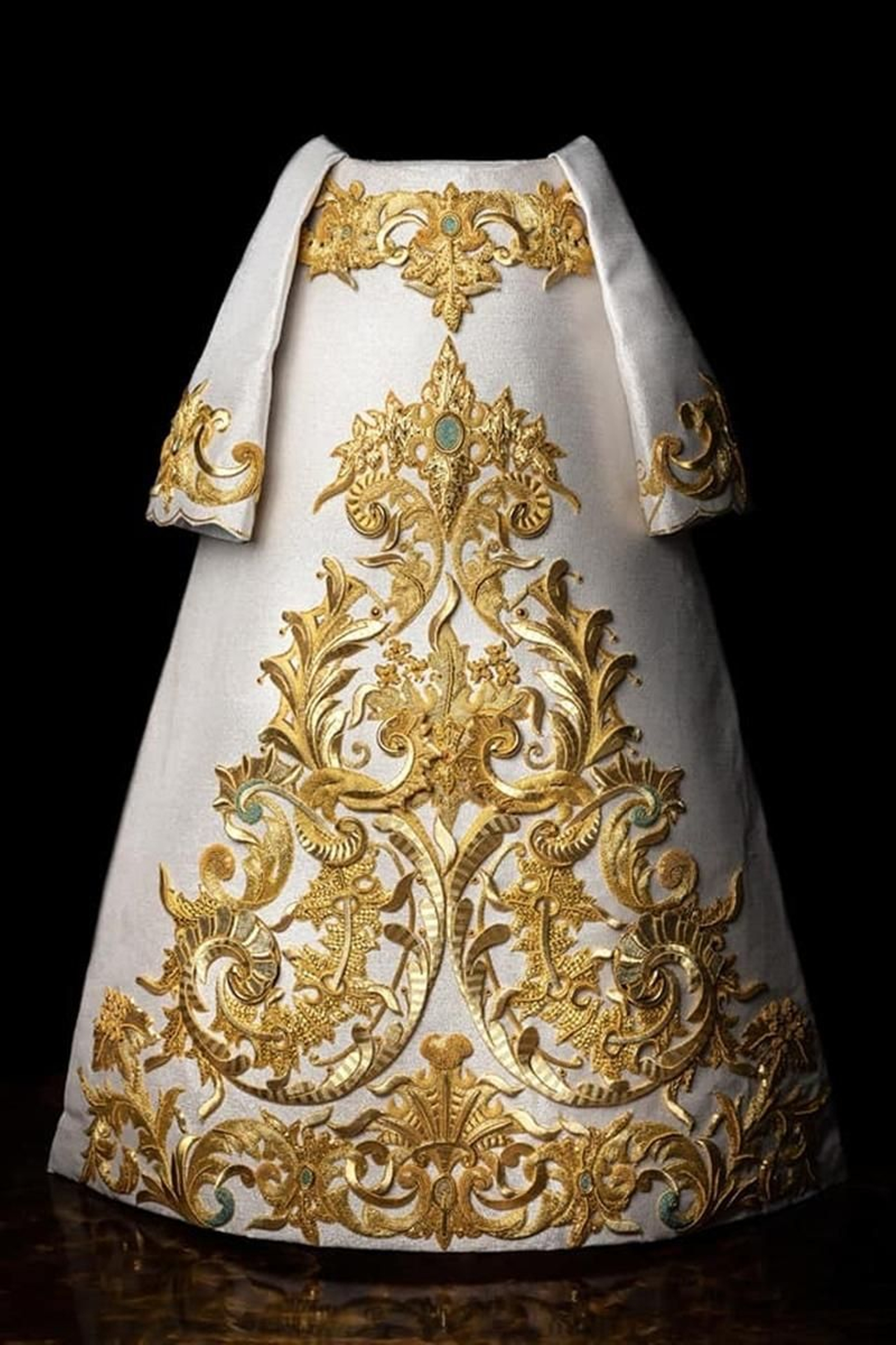Saya para la Virgen del Mayor Dolor de Sanlúcar de Barrameda. Saya para la Virgen del Mayor Dolor de Sanlúcar de Barrameda.