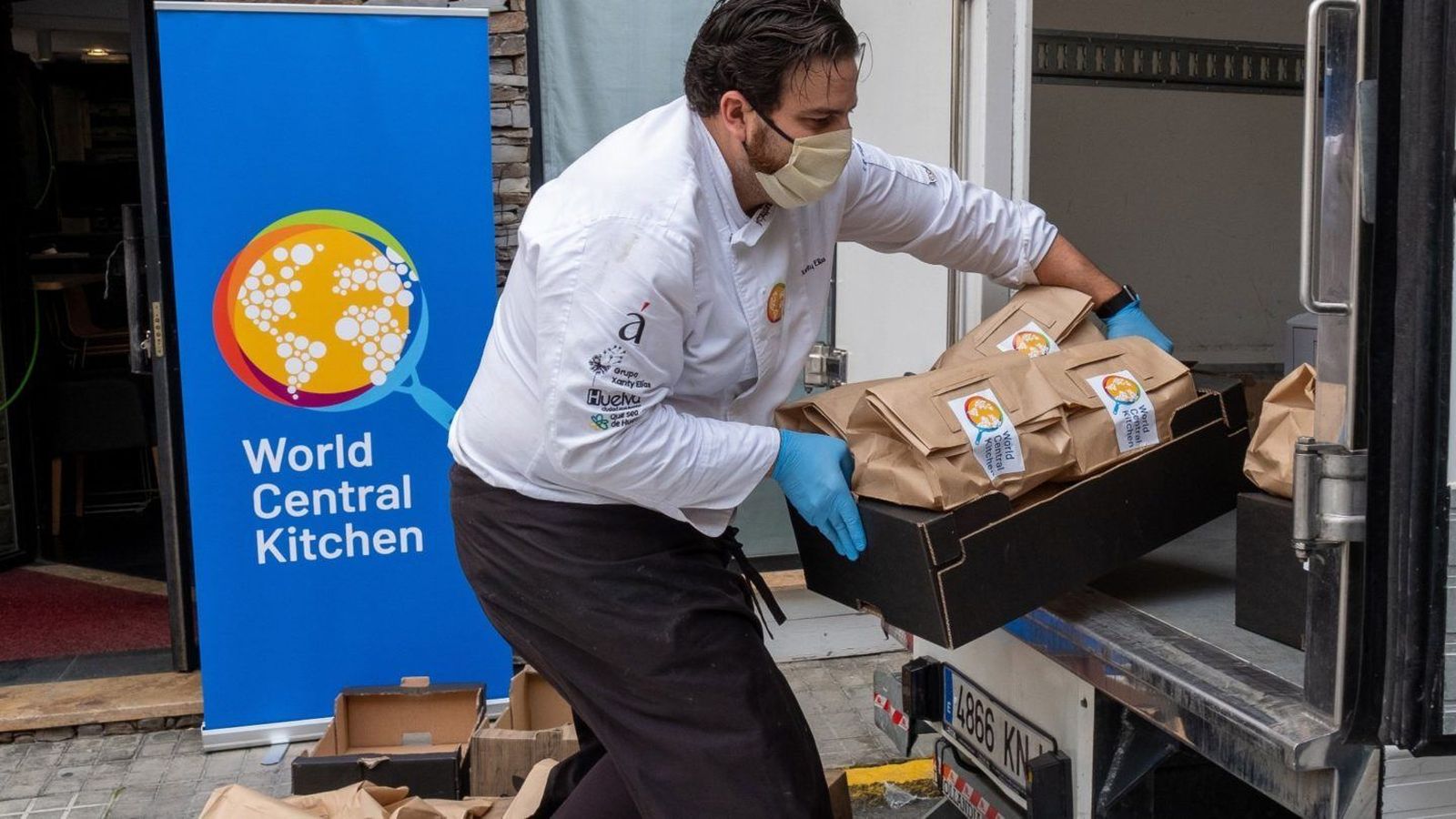 Xanty Elías, trabajando para dar de comer a necesitados durante la pandemia.