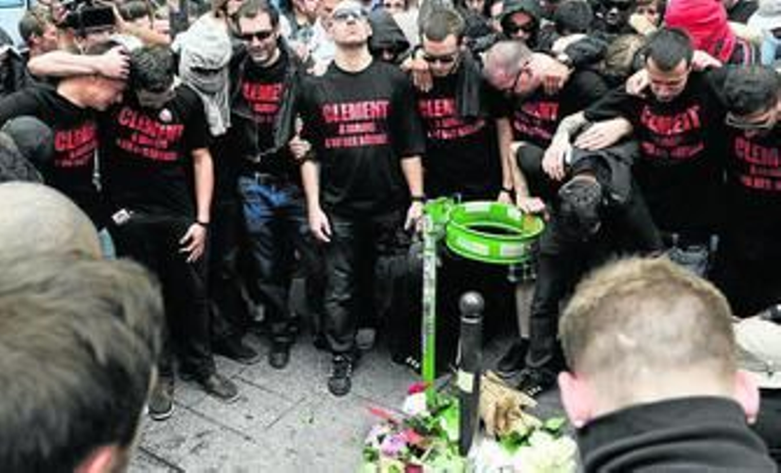 Amigos y manifestantes del joven antifacista lloran, ayer, en el lugar donde fue agredido por un grupo de neonazis en París.
