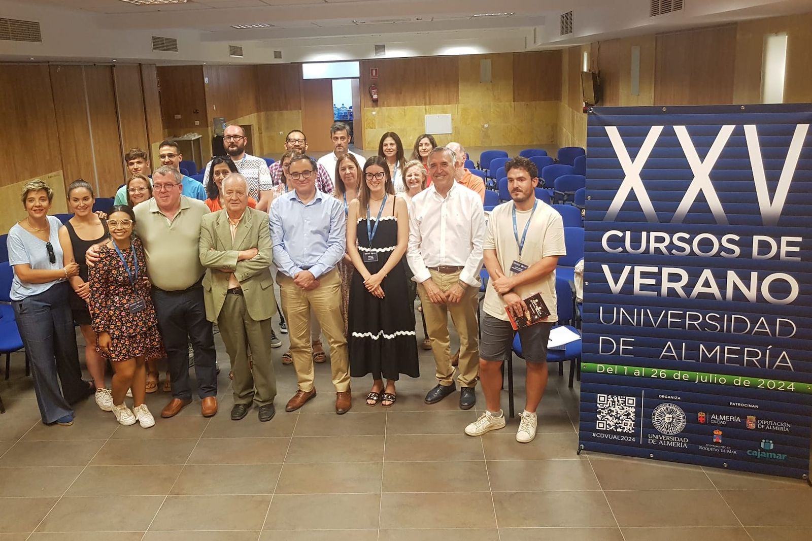 El rector de la UAL, José J. Céspedes Lorente; el alcalde de Purchena, y los directores del curso, Jaime de Pablo y Donato Fernández Navarrete, con parte de los asistentes al seminario.