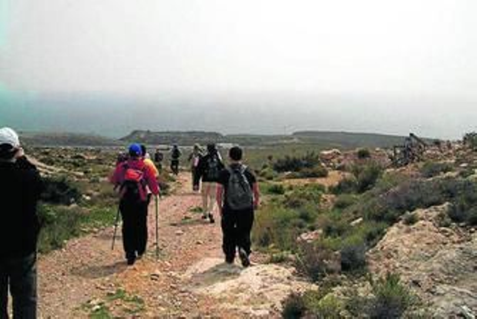 Senderistas realizan la ruta que une Enix con Almería.