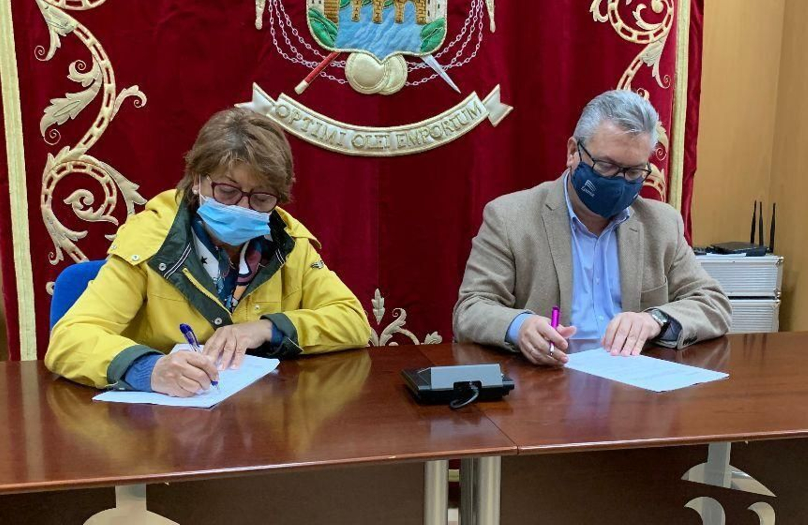 Momento de la firma del convenio.