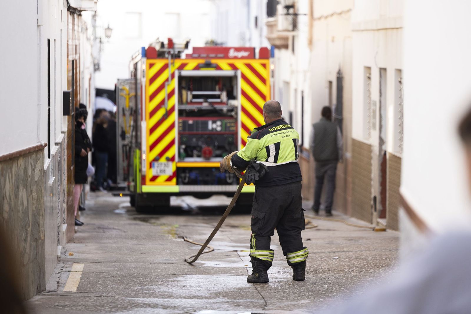 Un bombero actuando en el lugar del incendio.