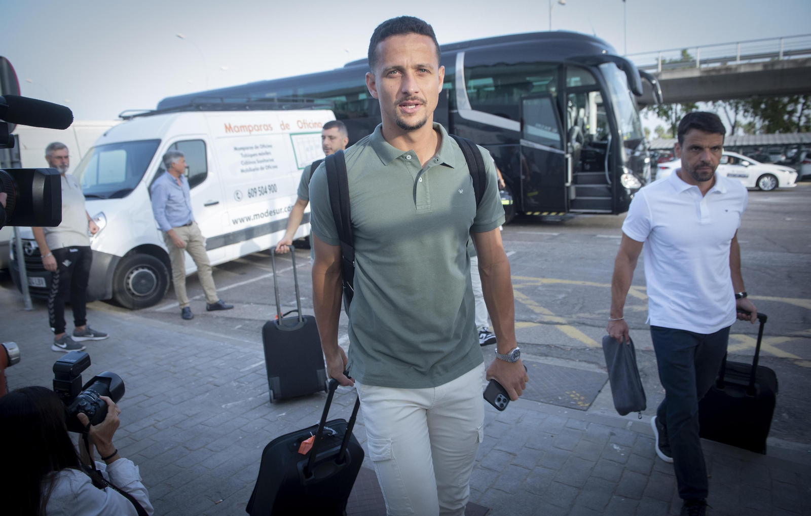 Luiz Felipe, a su llegada con la expedición del Betis al aeropuerto de San Pablo.