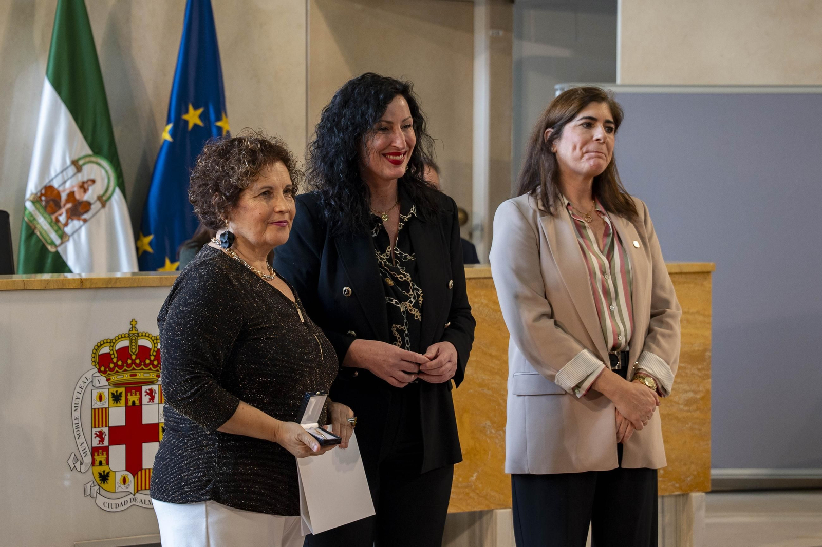 Almería rinde homenaje a su personal municipal con la imposición de los Escudos de Oro