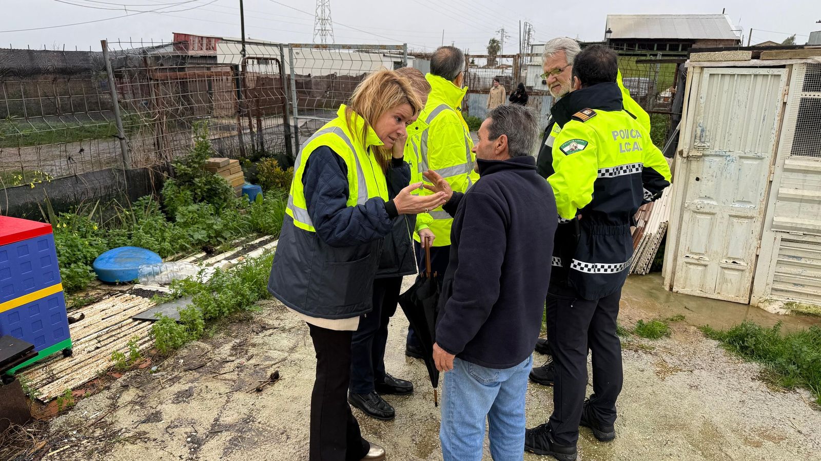 La alcaldesa, Pilar Miranda, junto a los vecinos de la zona.