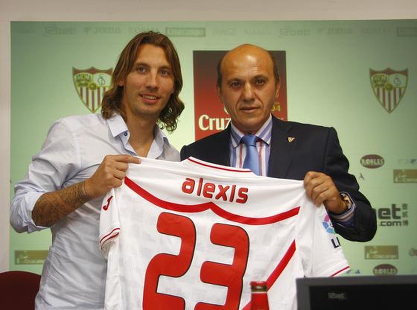 Alexis muestra junto a José María del Nido su camiseta.

Foto: Belén Vargas